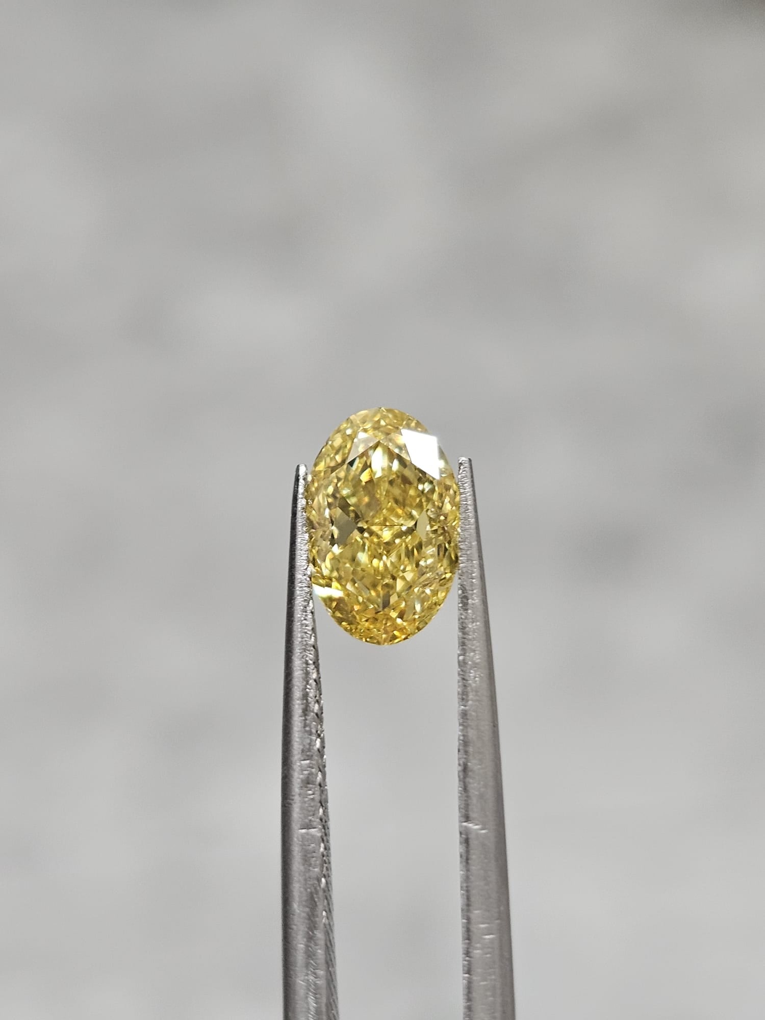 IGI 1.07CT OVAL FANCY VIVID YELLOW VVS2