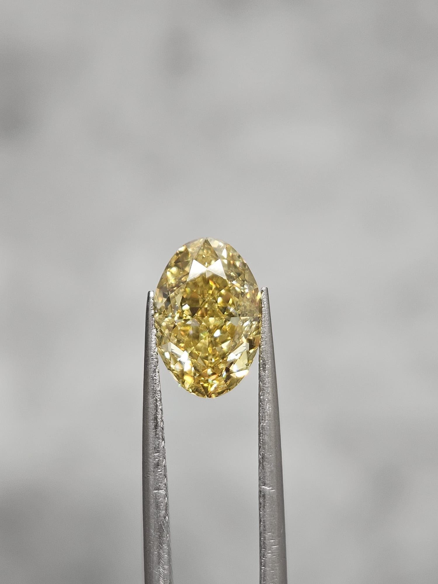 IGI 2.11CT OVAL FANCY VIVID YELLOW VS1