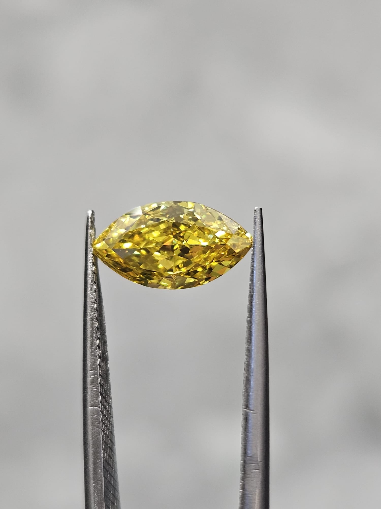IGI 1.36CT MRQUISE FANCY VIVID YELLOW VS1