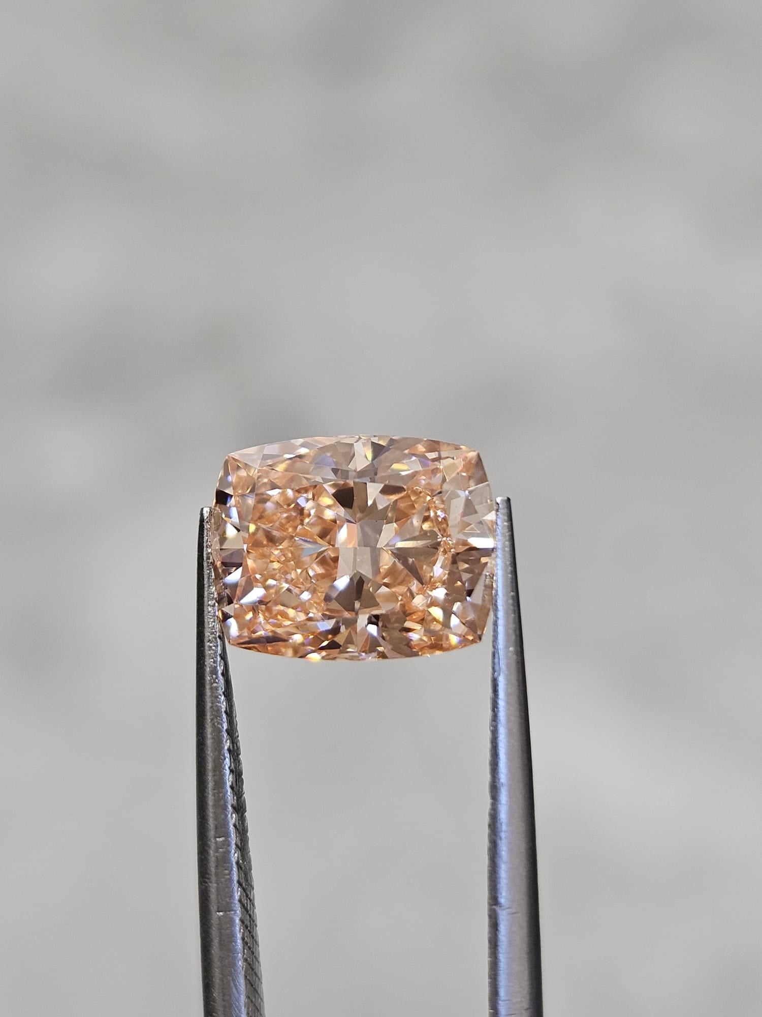 IGI 2.03CT CUSHION FANCY VIVID PINK VS1