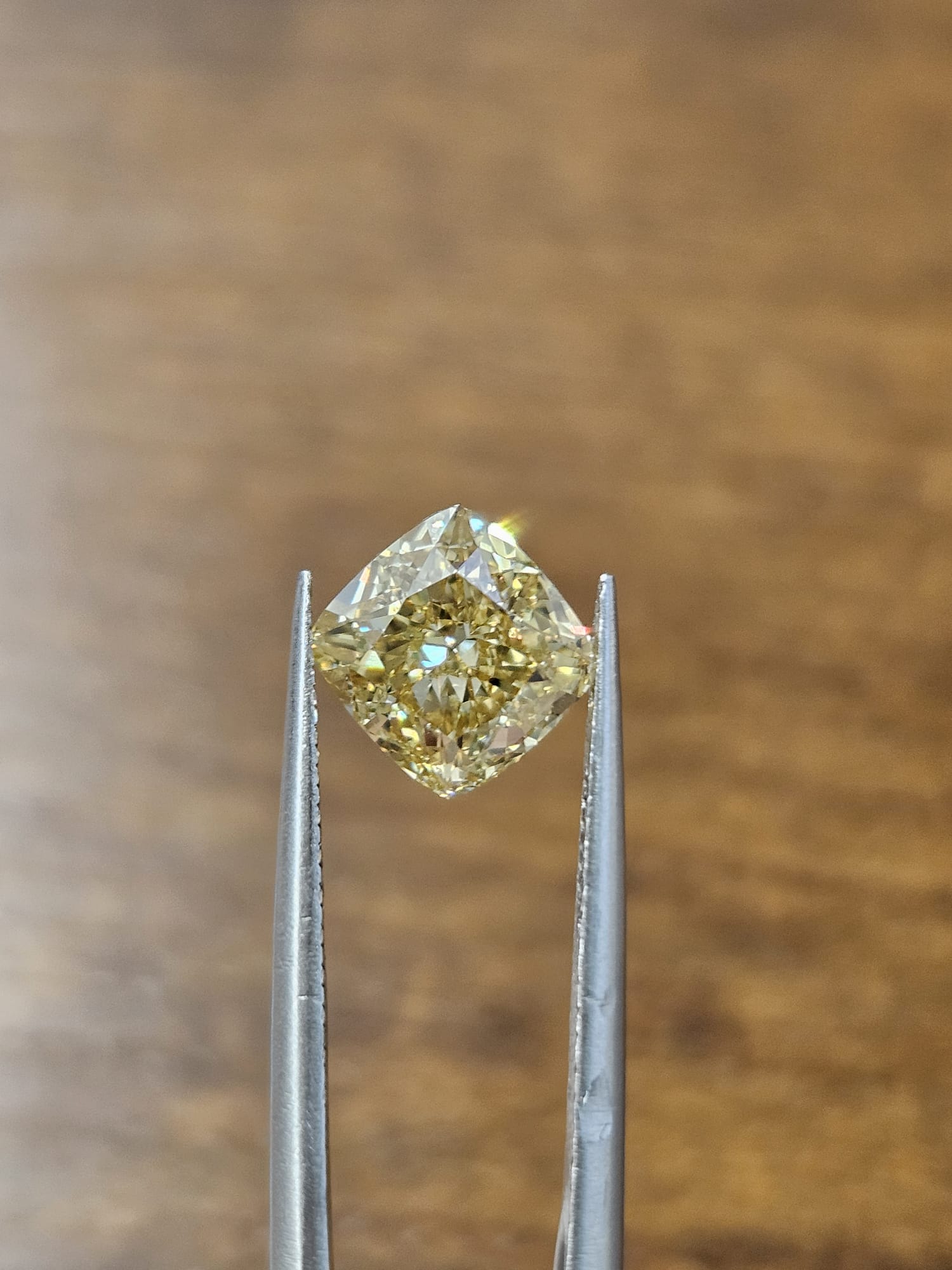 IGI 2.07CT SQUARE CUSHION FANCY VIVID YELLOW VS1