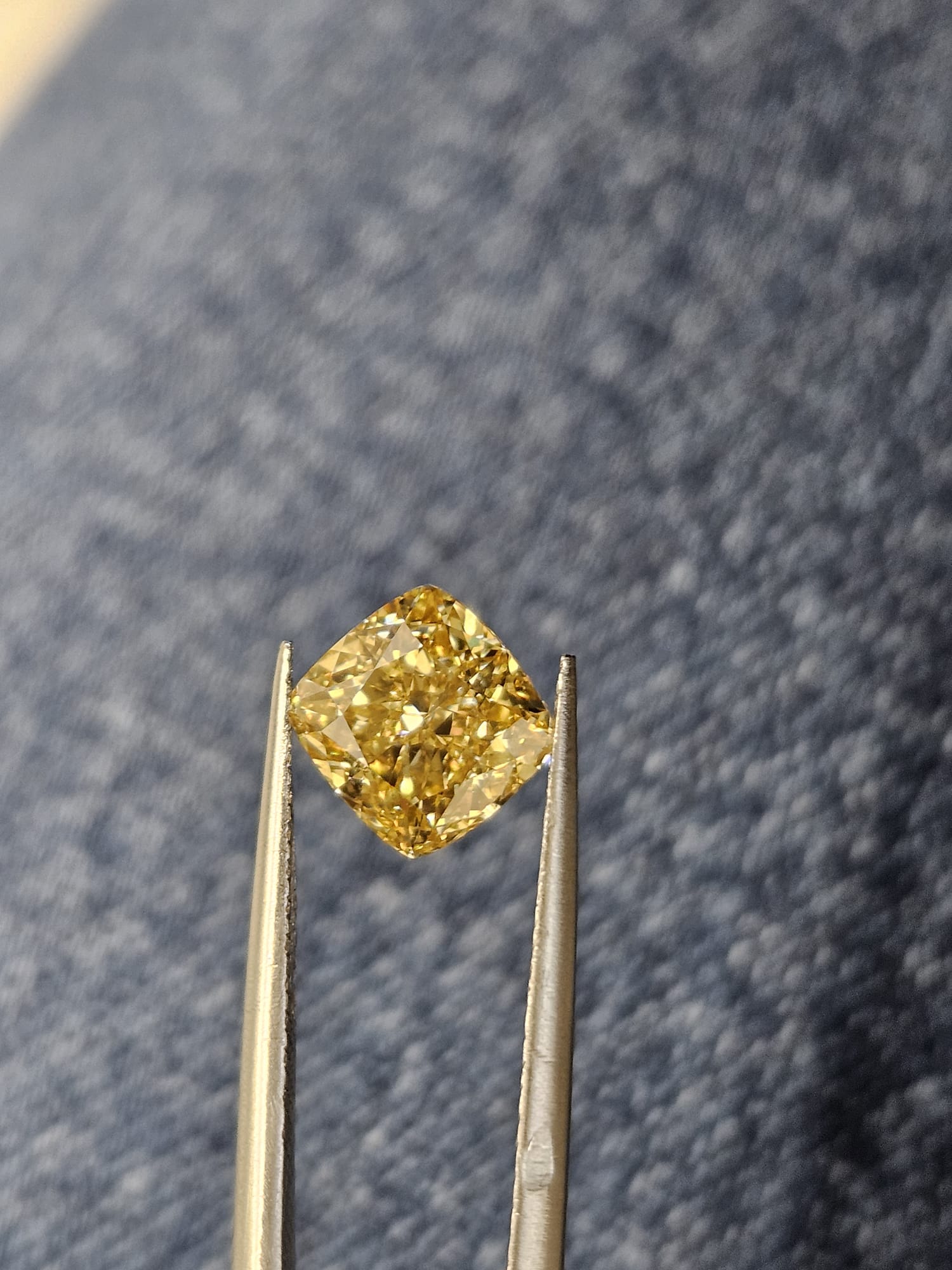 IGI 2.07CT SQUARE CUSHION FANCY VIVID YELLOW VS1