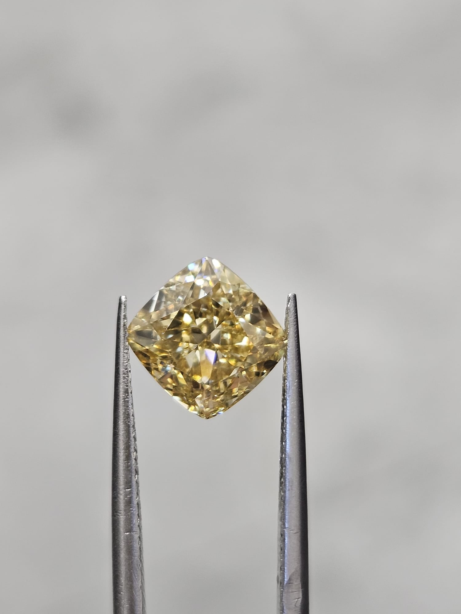 IGI 2.07CT SQUARE CUSHION FANCY VIVID YELLOW VS1