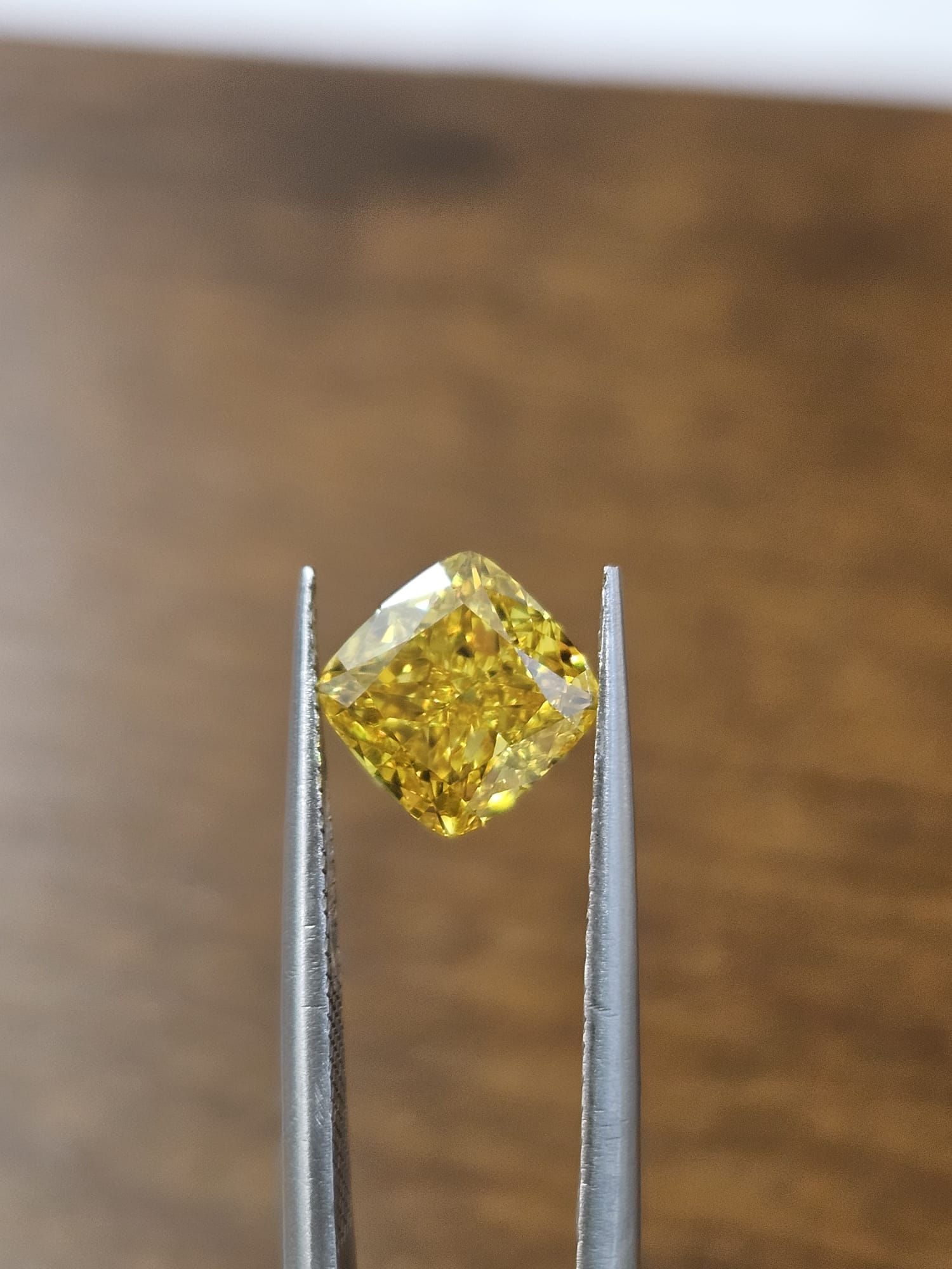 IGI 1.67CT SQUARE CUSHION FANCY VIVID YELLOW VVS2