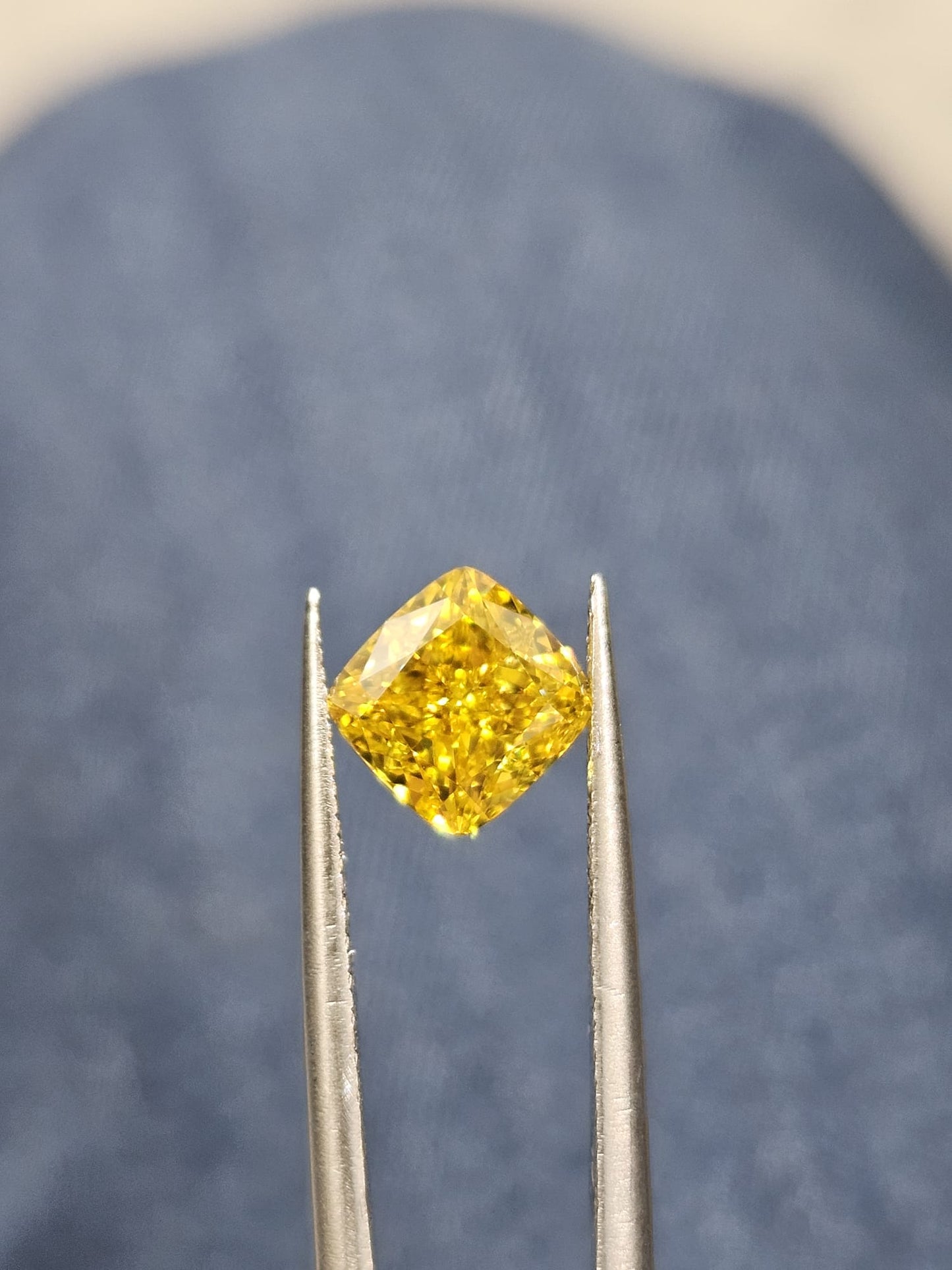 IGI 1.67CT SQUARE CUSHION FANCY VIVID YELLOW VVS2
