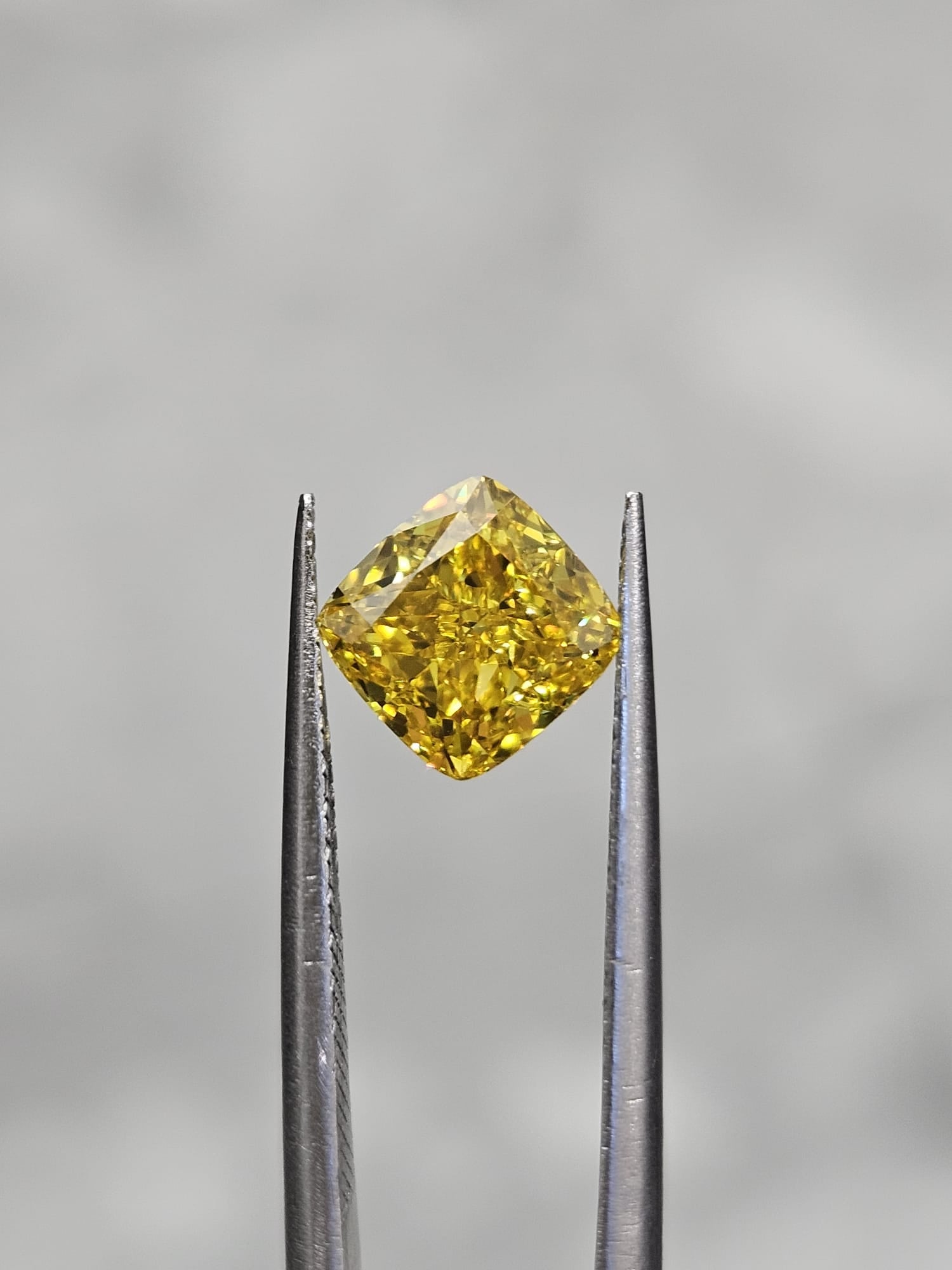 IGI 1.67CT SQUARE CUSHION FANCY VIVID YELLOW VVS2