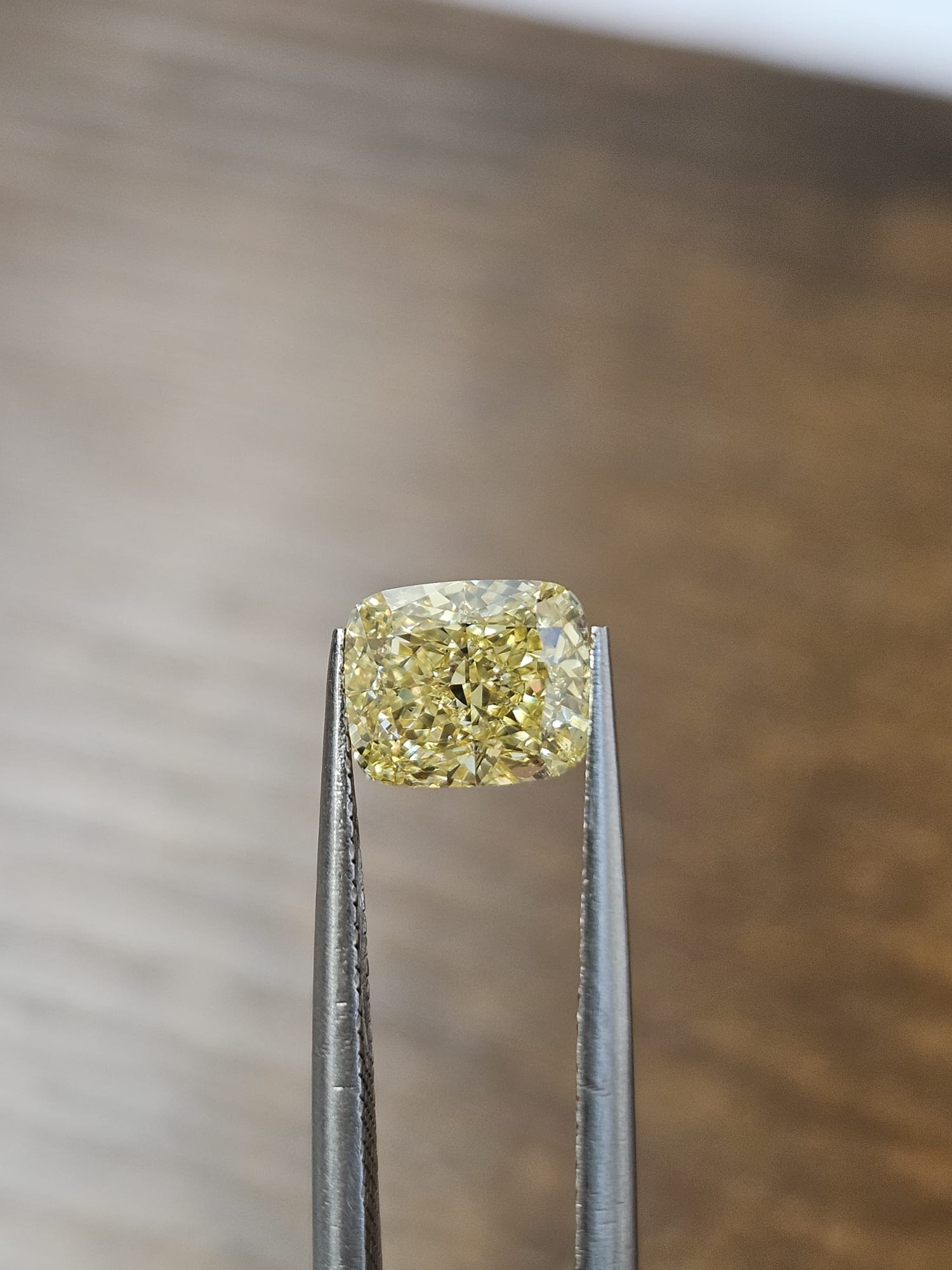 IGI 1.21CT CUSHION FANCY VIVID YELLOW VS1