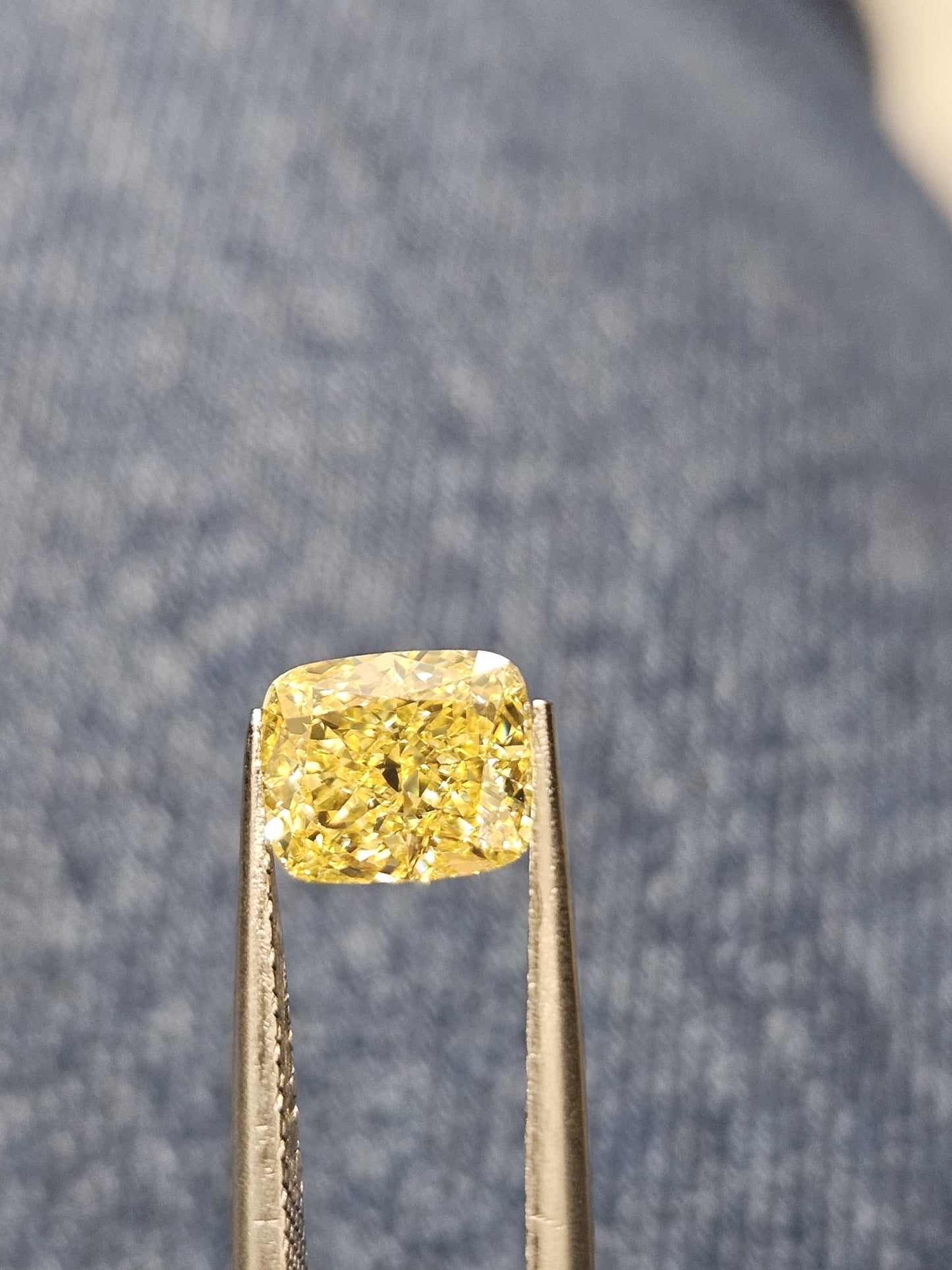 IGI 1.21CT CUSHION FANCY VIVID YELLOW VS1