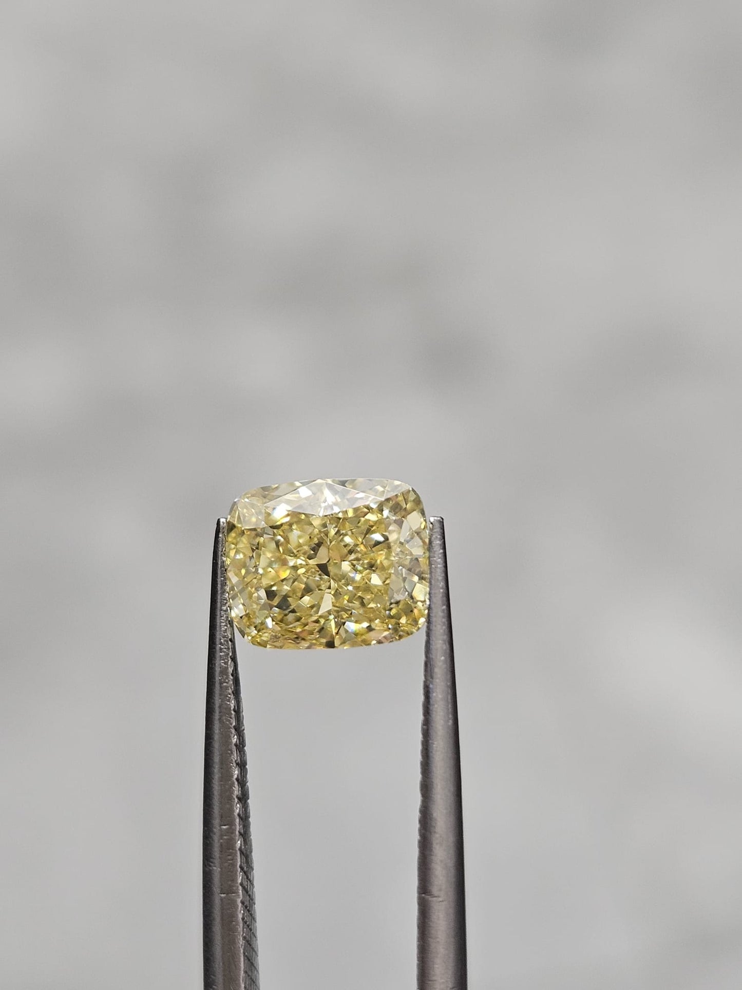 IGI 1.21CT CUSHION FANCY VIVID YELLOW VS1