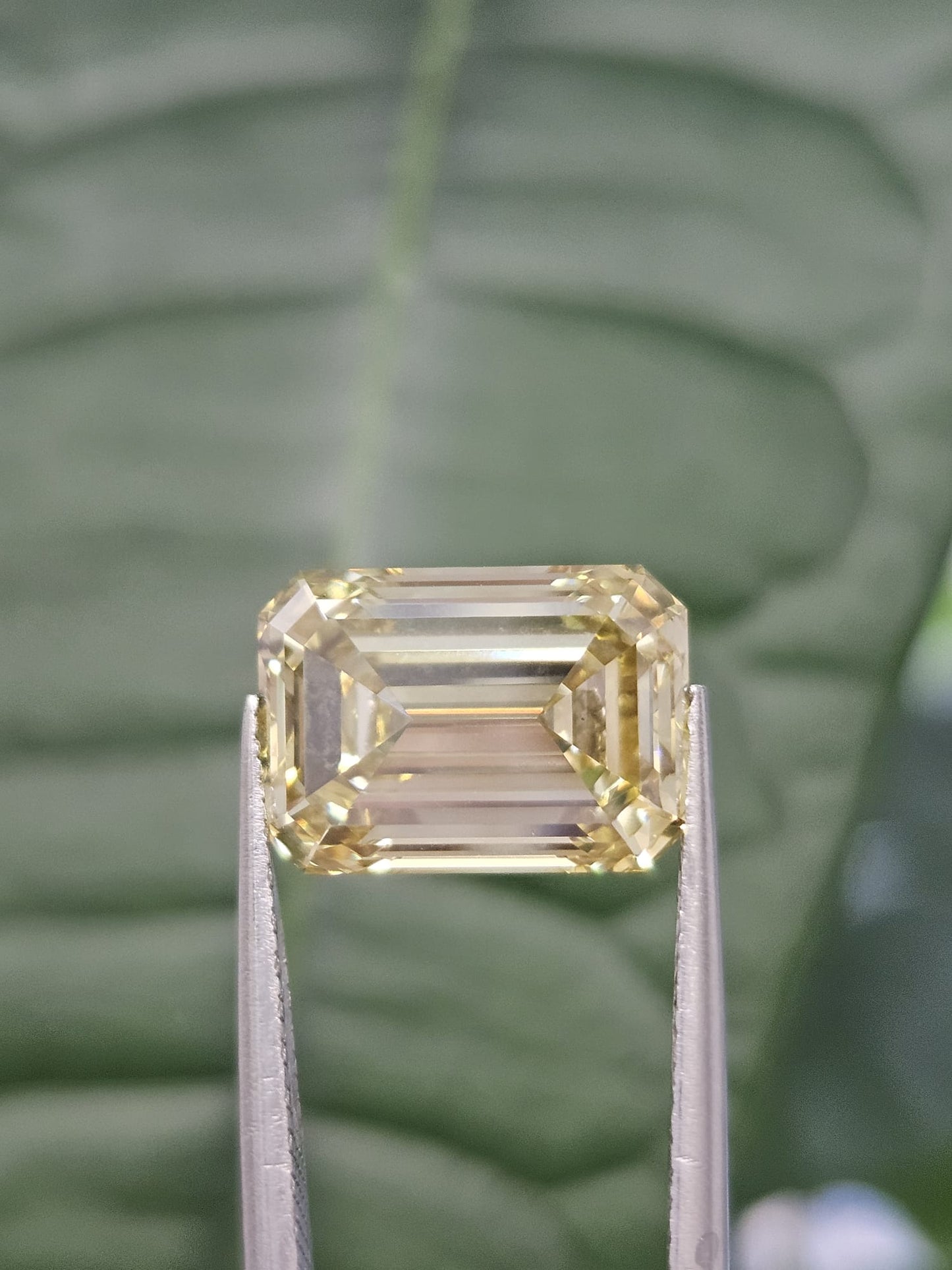 IGI 4.65CT EMERALD FANCY INTENSE YELLOW VS1