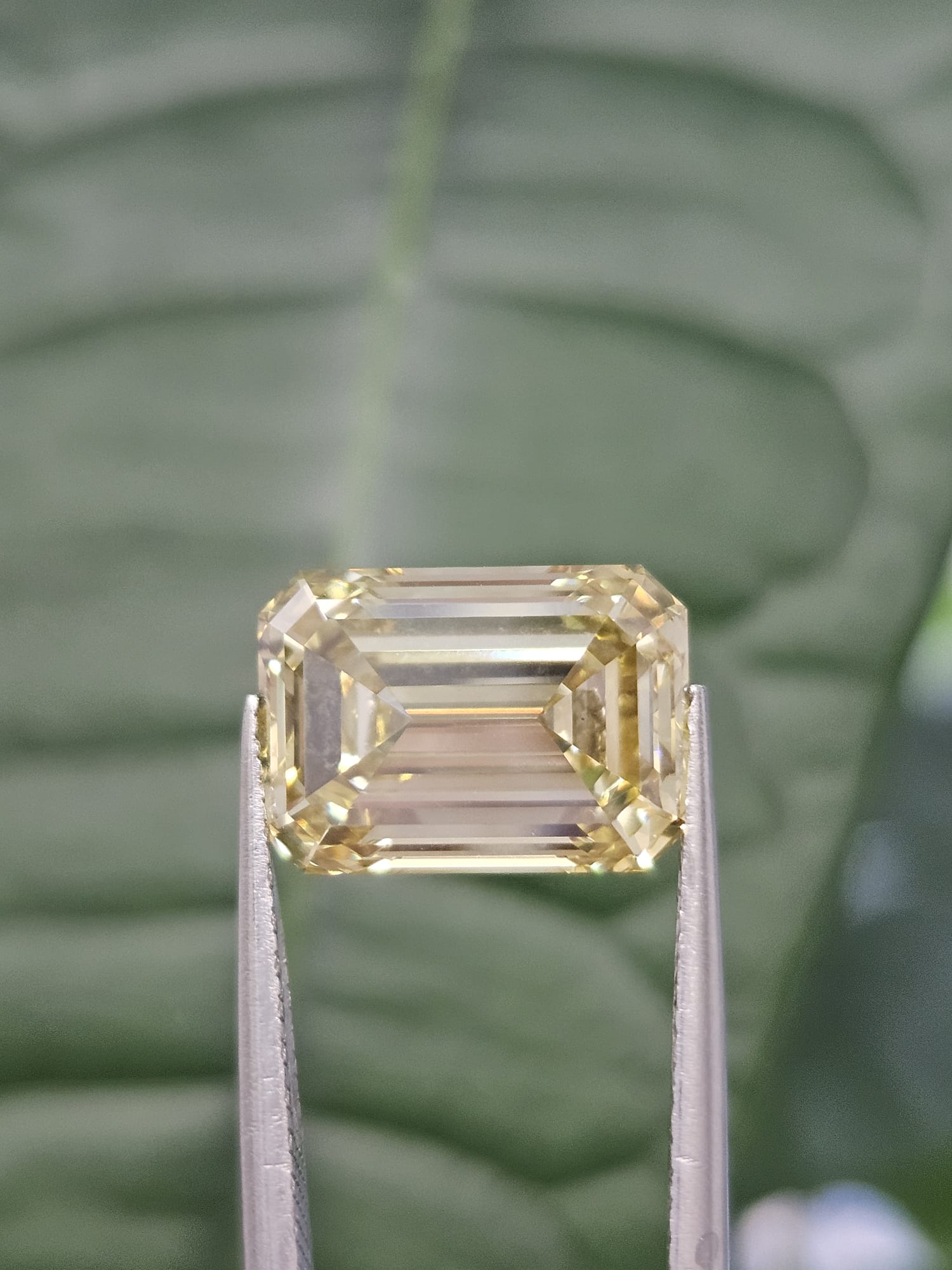 IGI 4.65CT EMERALD FANCY INTENSE YELLOW VS1