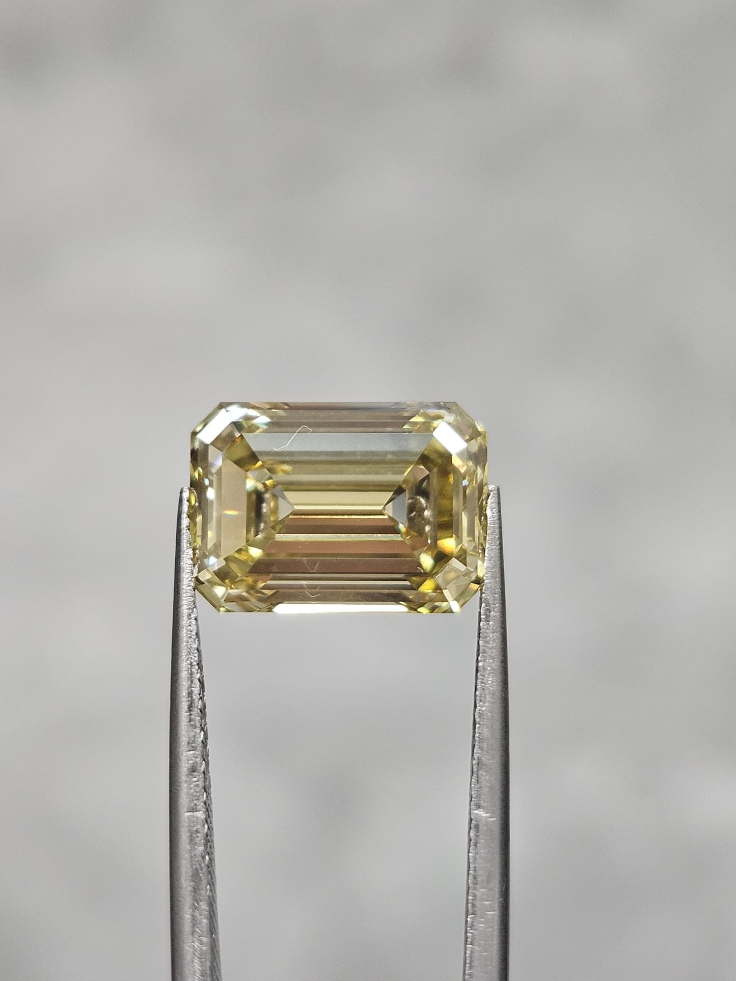 IGI 4.65CT EMERALD FANCY INTENSE YELLOW VS1