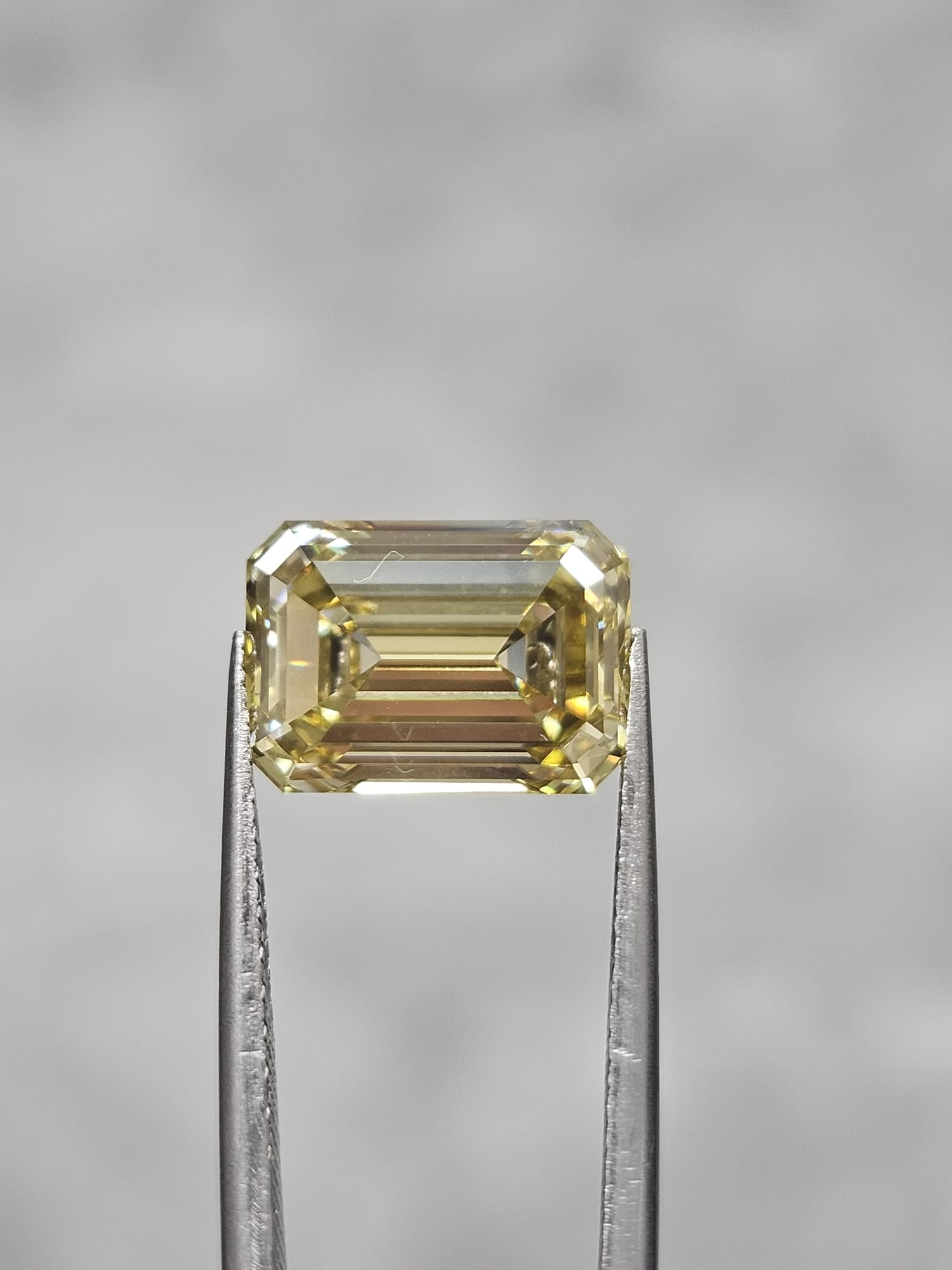 IGI 4.65CT EMERALD FANCY INTENSE YELLOW VS1
