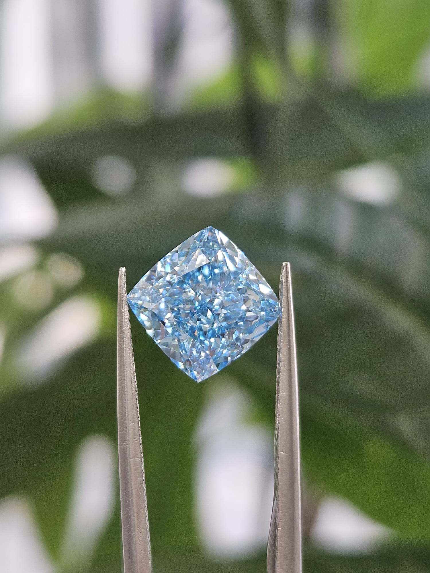 IGI 3.06CT SQUARE CUSHION FANCY VIVID BLUE VS1