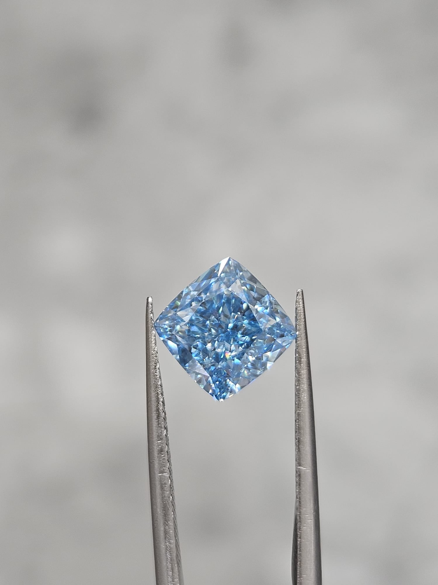 IGI 3.06CT SQUARE CUSHION FANCY VIVID BLUE VS1