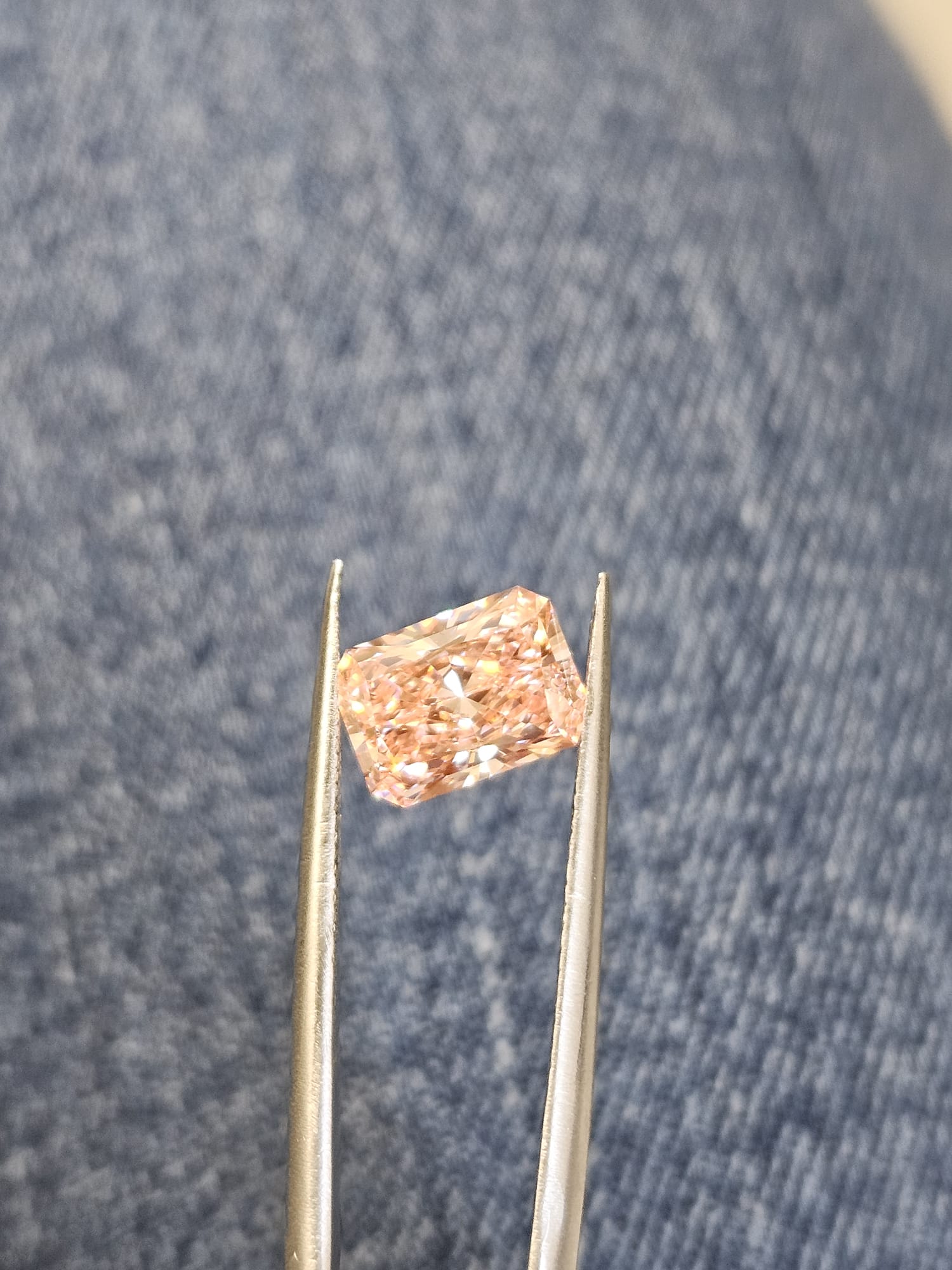 IGI 2.08CT RADIANT FANCY VIVID PINK VS2