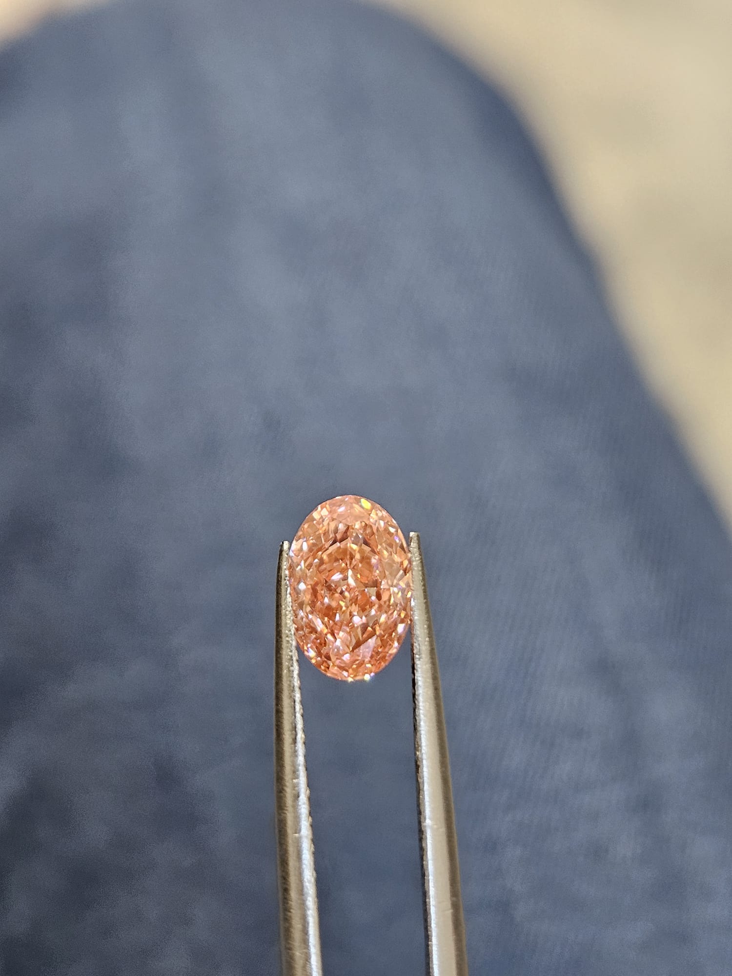 IGI 1.07CT OVAL FANCY VIVID PINK VVS2