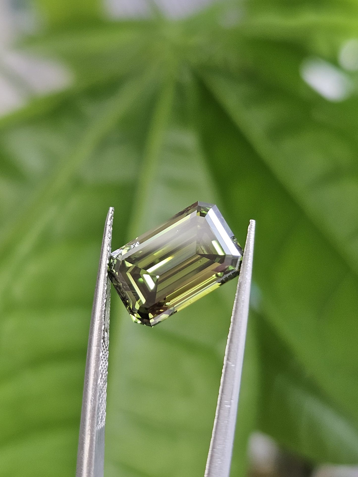 IGI 4.03CT EMERALD FANCY VIVID GREEN VS2