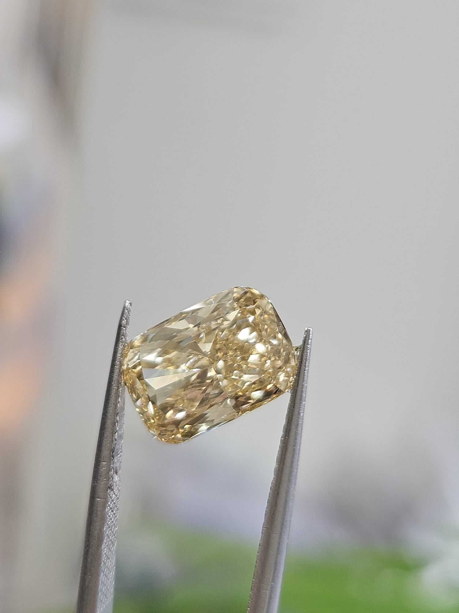 IGI 3.00CT CUSHION FANCY INTENSE YELLOW VS1