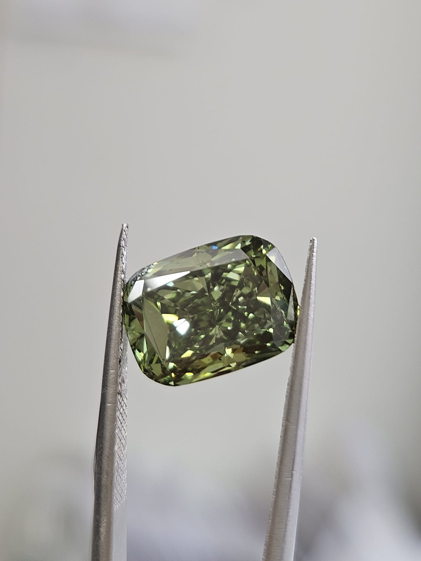 IGI 5.01CT CUSHION FANCY VIVID GREEN VS2