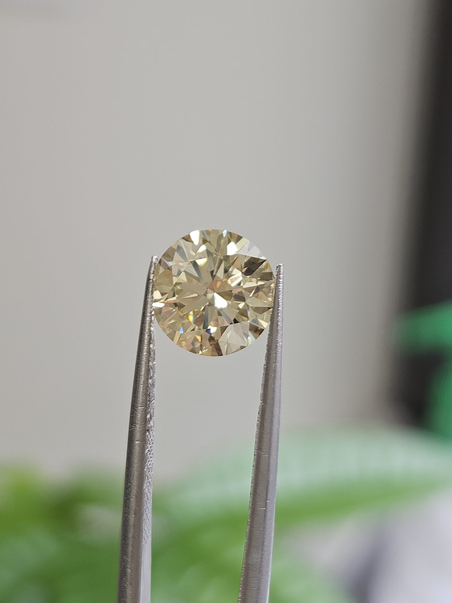 IGI 2.07CT ROUND FANCY YELLOW VVS2