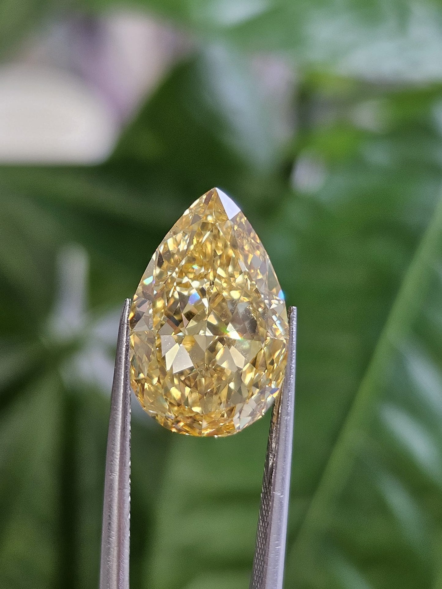 IGI 8.10CT PEAR FANCY VIVID YELLOW VS1