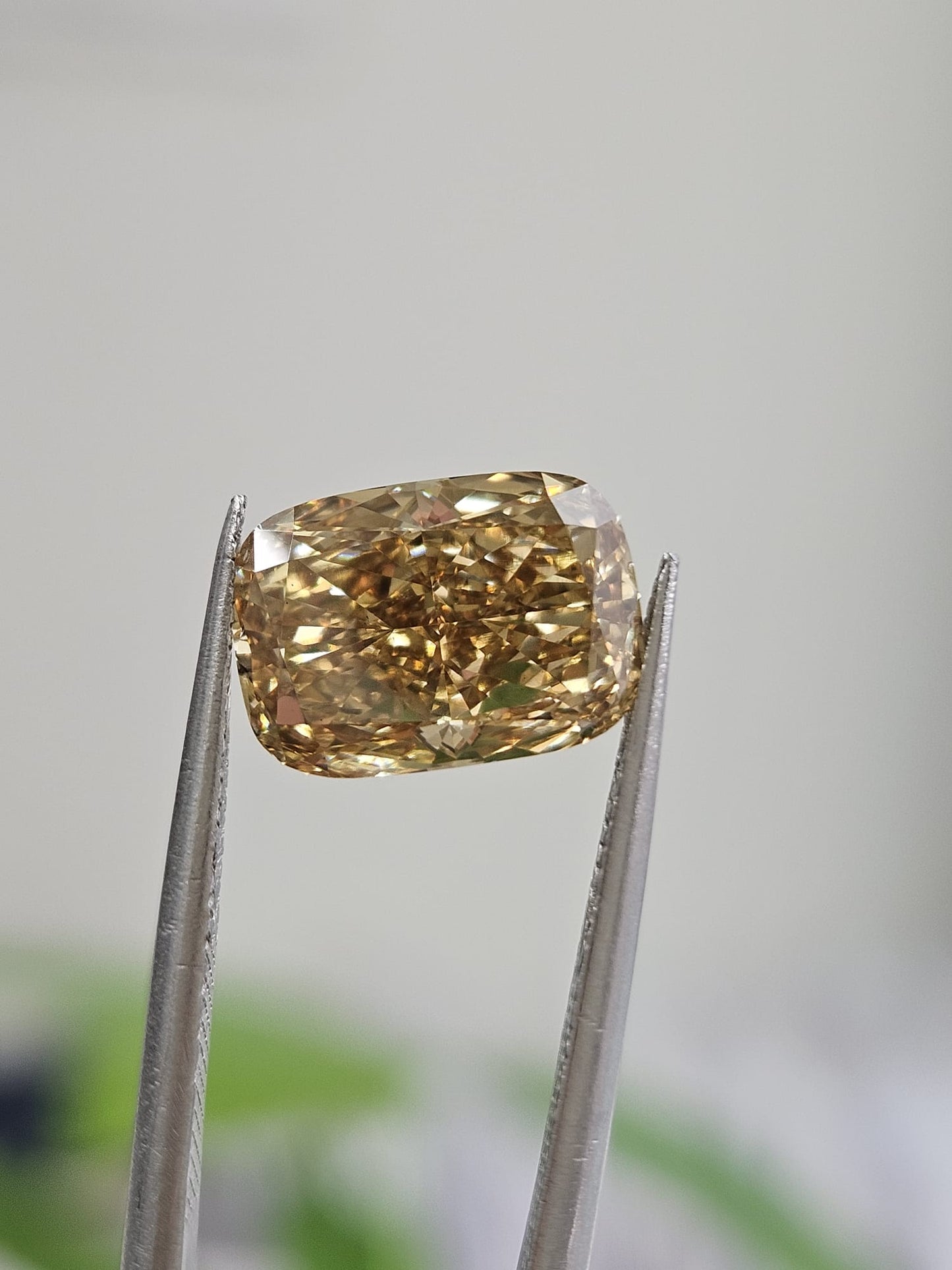 IGI 3.04CT CUSHION FANCY VIVID BROWNISH YELLOW VS2