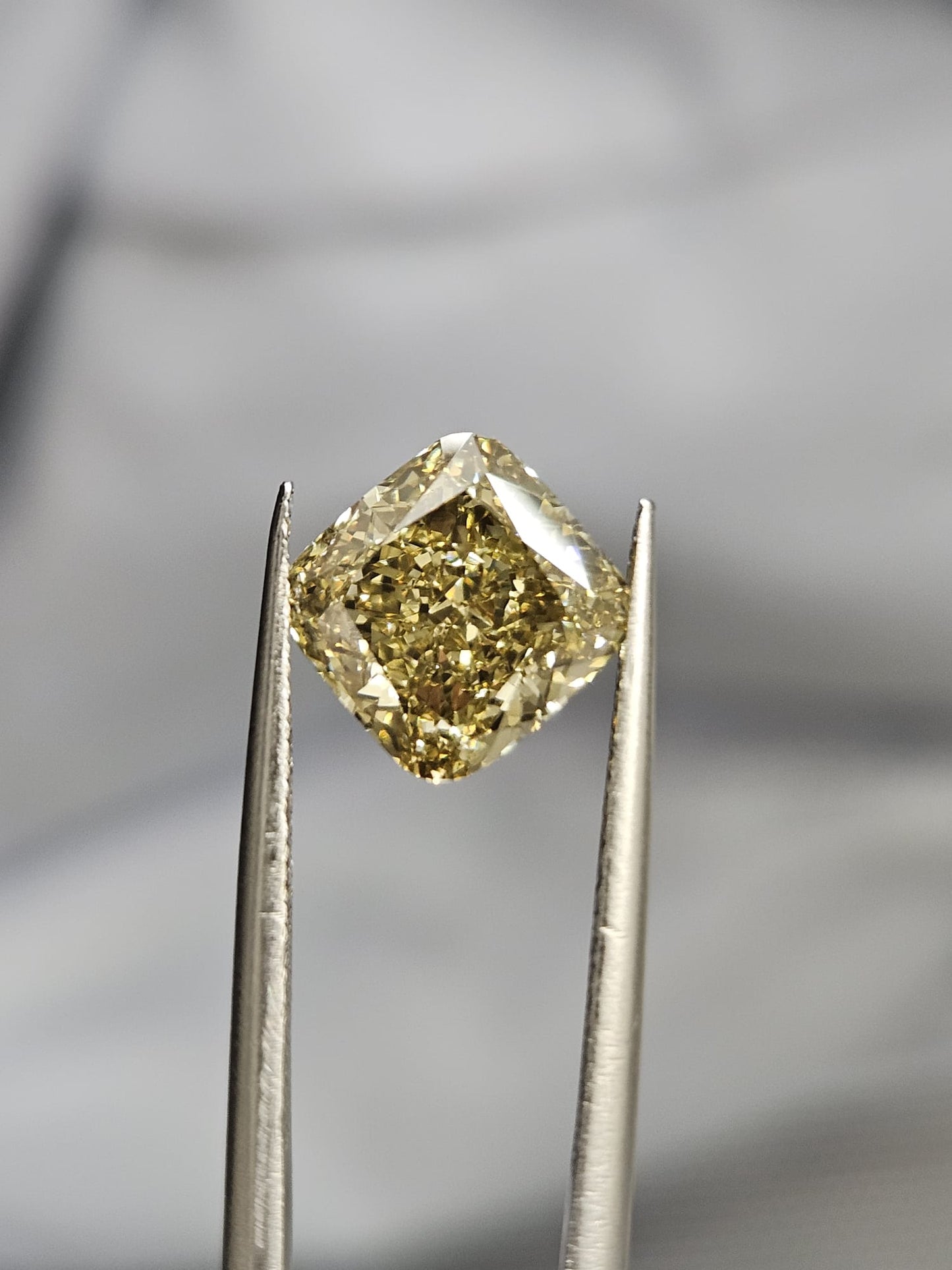 IGI 3.05CT SQUARE CUSHION FANCY INTENSE YELLOW VS1