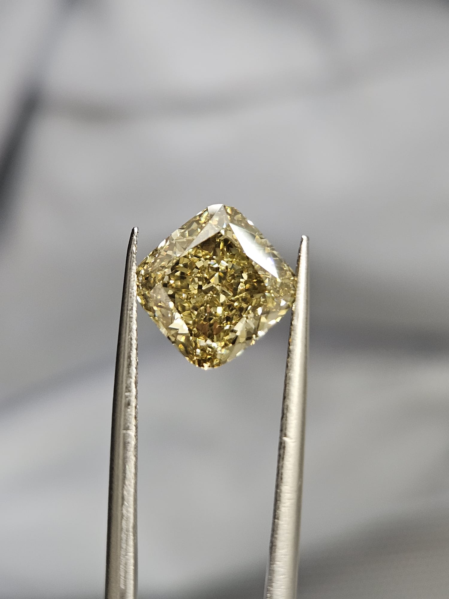 IGI 3.05CT SQUARE CUSHION FANCY INTENSE YELLOW VS1