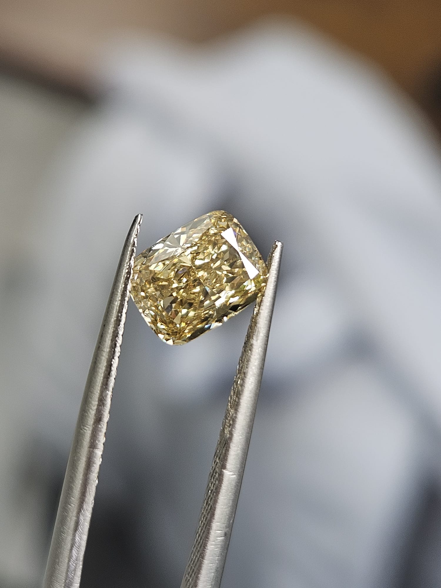IGI 1.07CT CUSHION FANCY YELLOW VS1