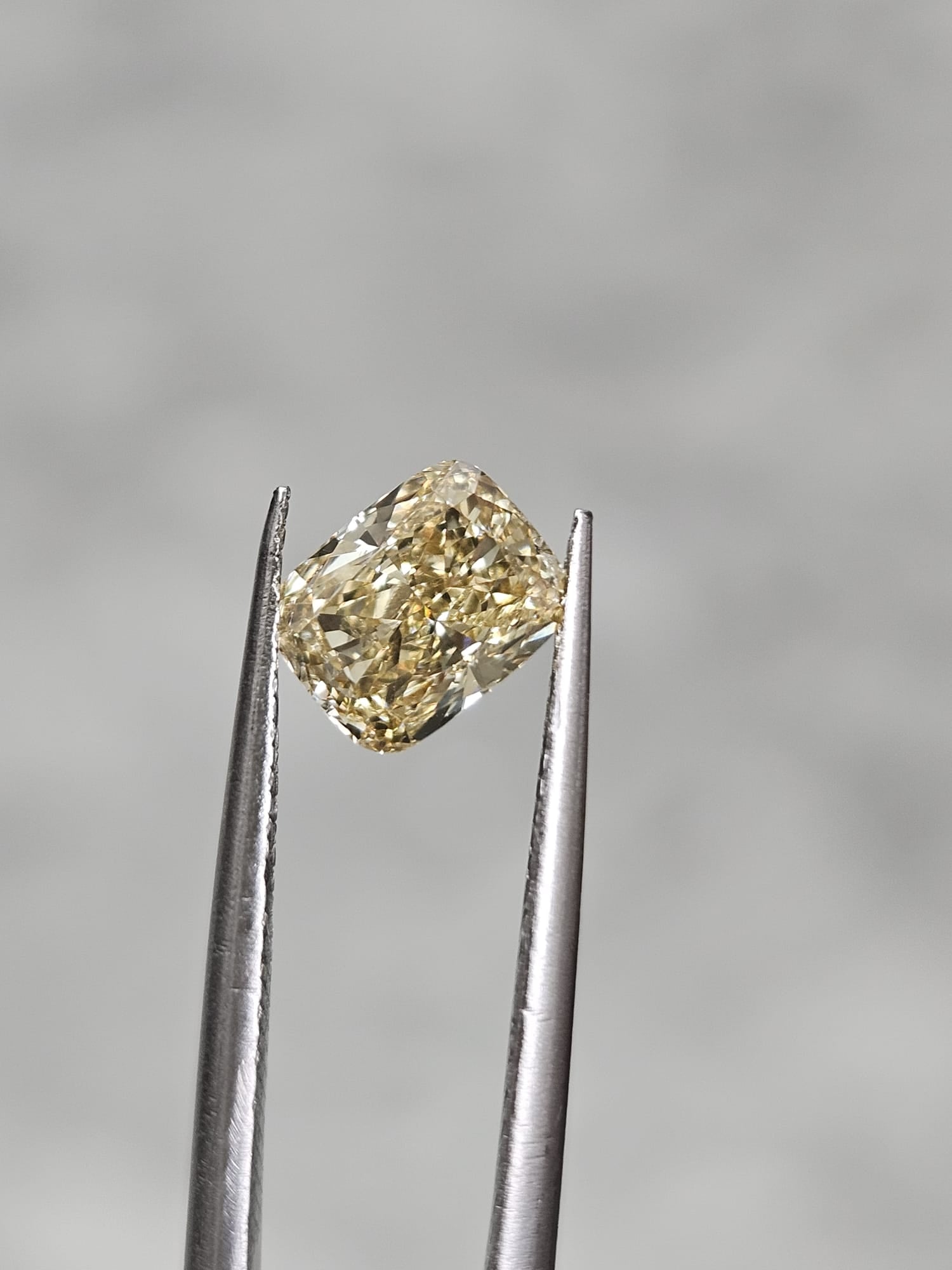 IGI 1.07CT CUSHION FANCY YELLOW VS1