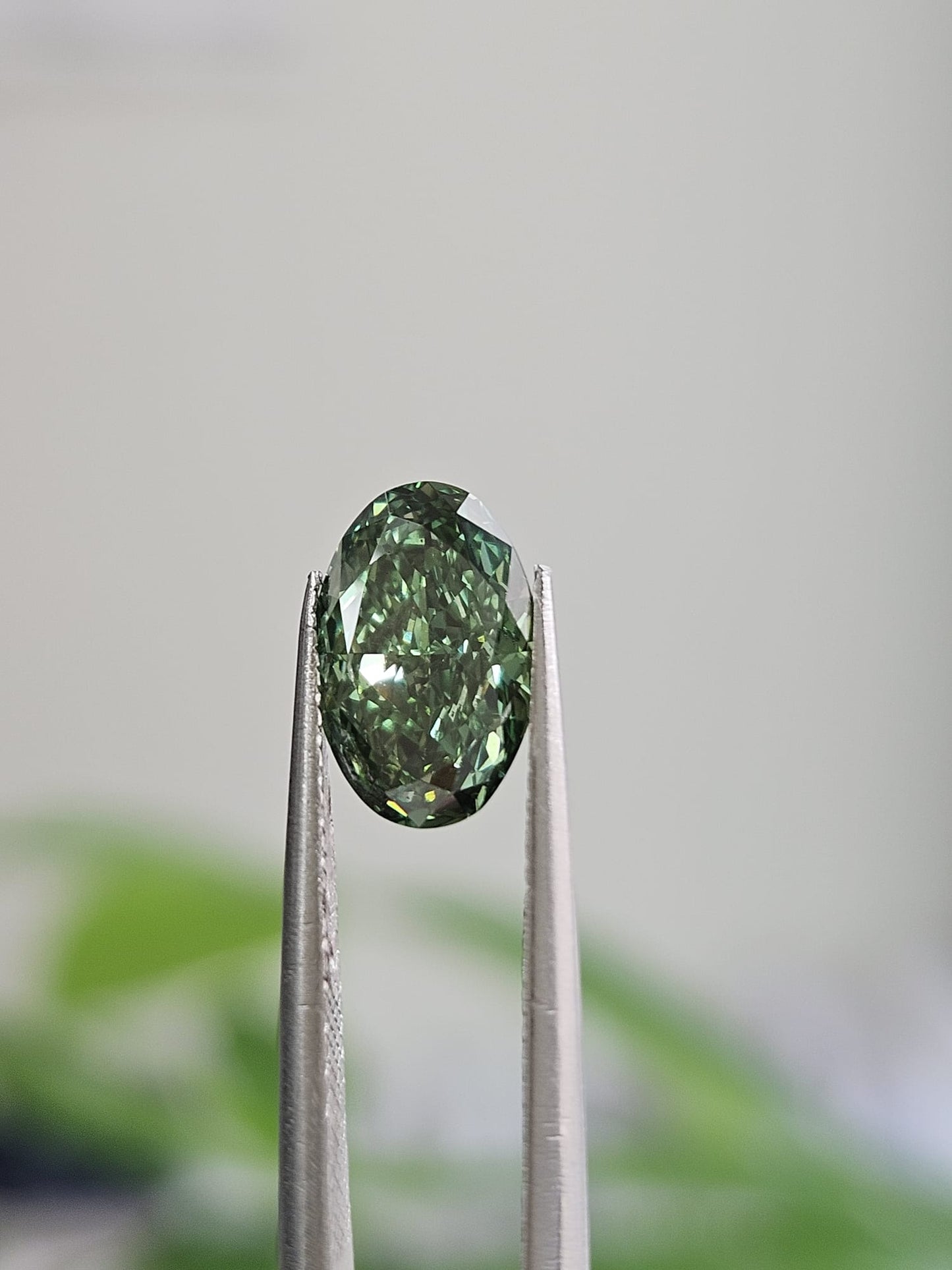 IGI 1.77CT OVAL FANCY VIVID GREEN VS2
