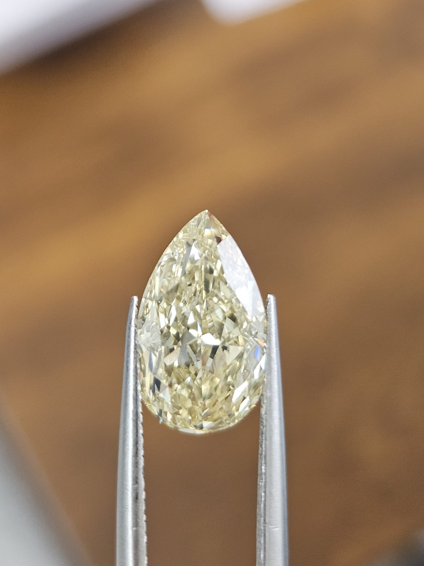 IGI 2.81CT PEAR FANCY INTENSE YELLOW VS1