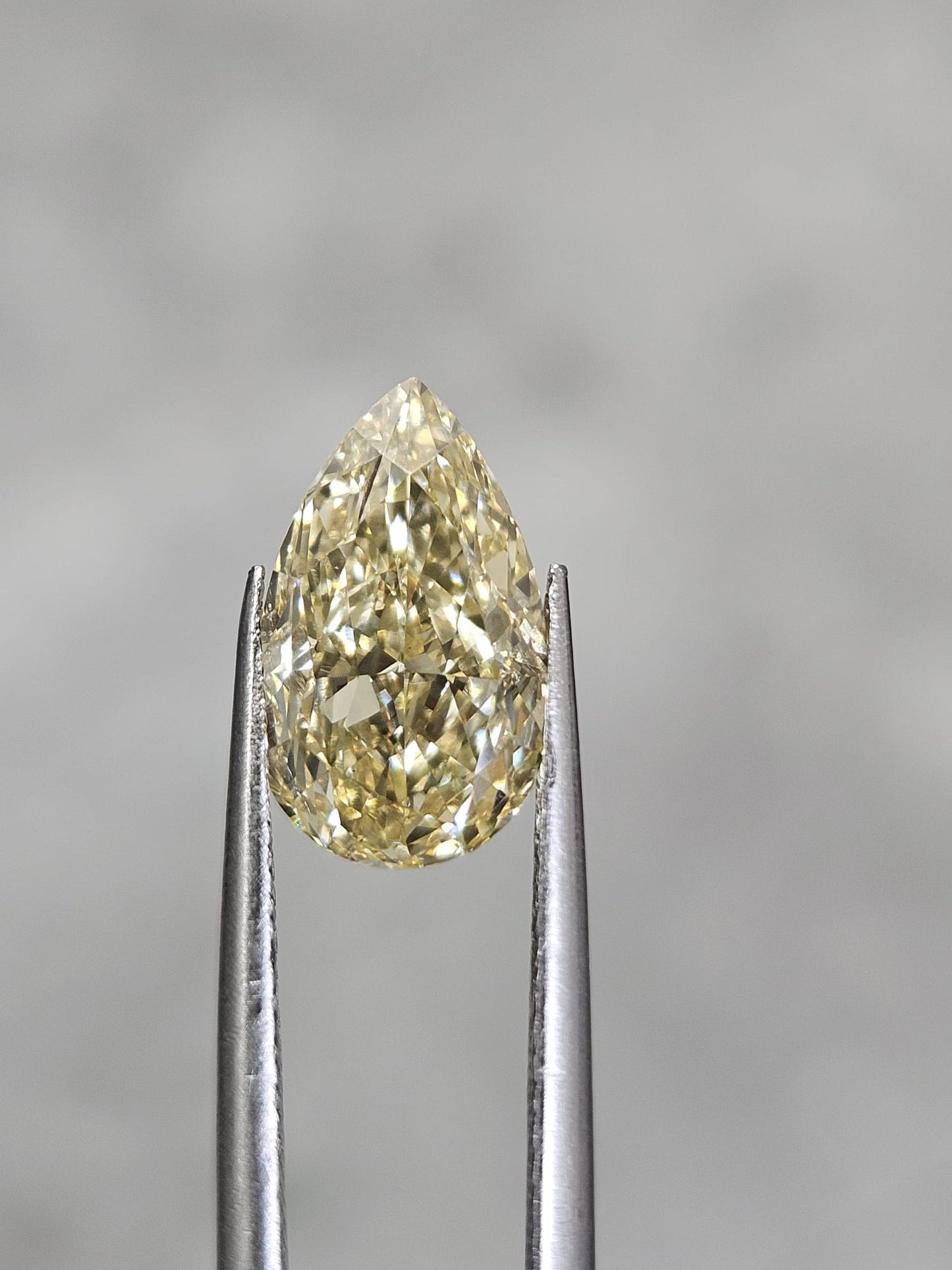 IGI 2.81CT PEAR FANCY INTENSE YELLOW VS1