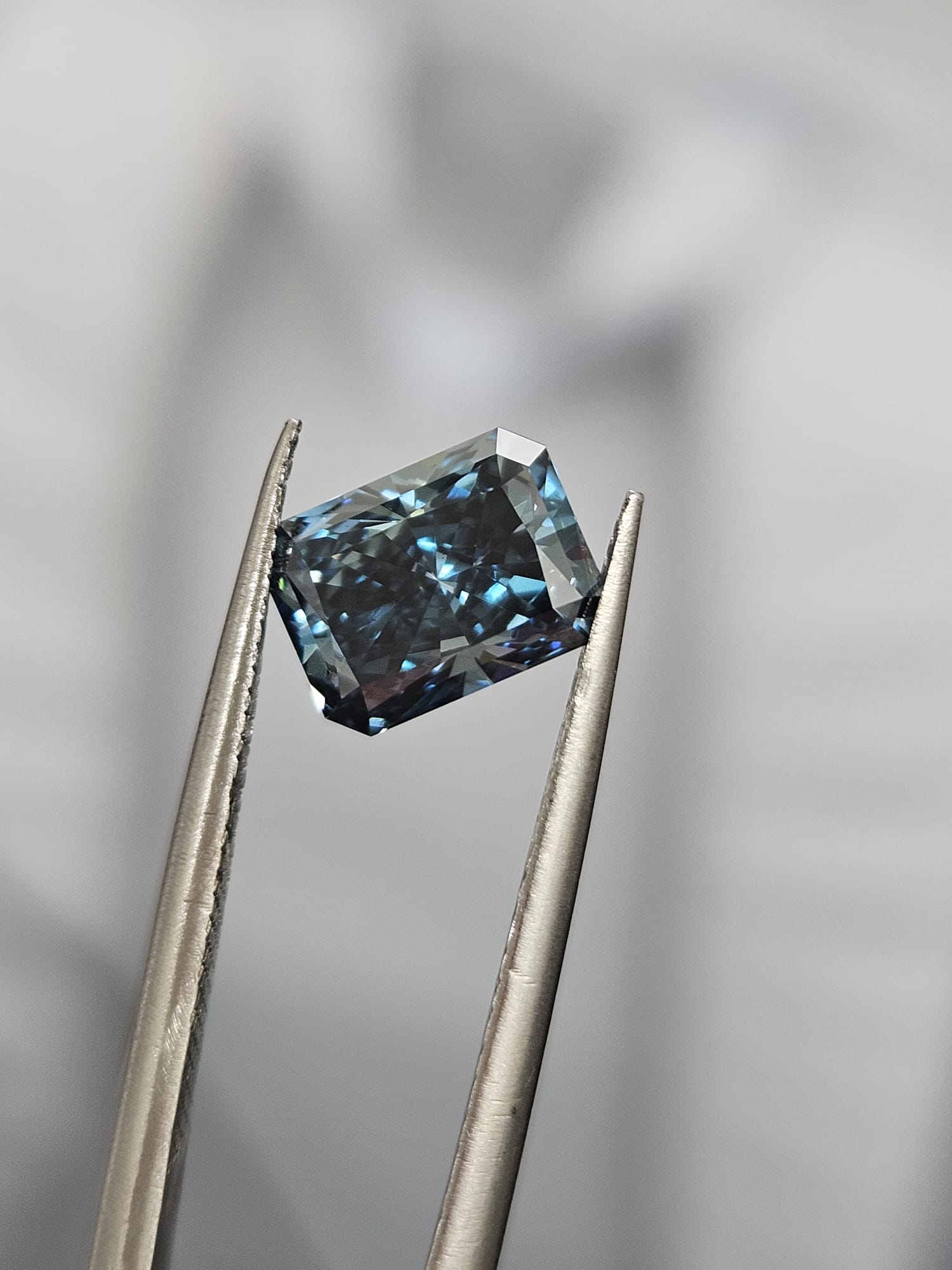 IGI 1.50CT RADIANT FANCY VIVID BLUE VS2