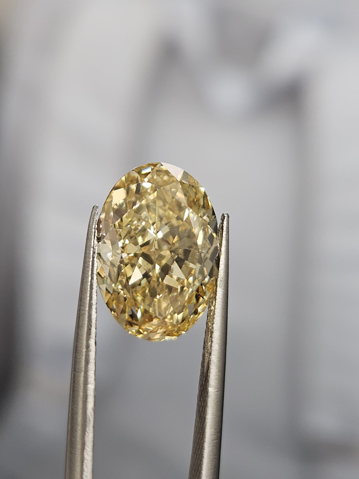 IGI 5CT OVAL FANCY INTENSE YELLOW VS2