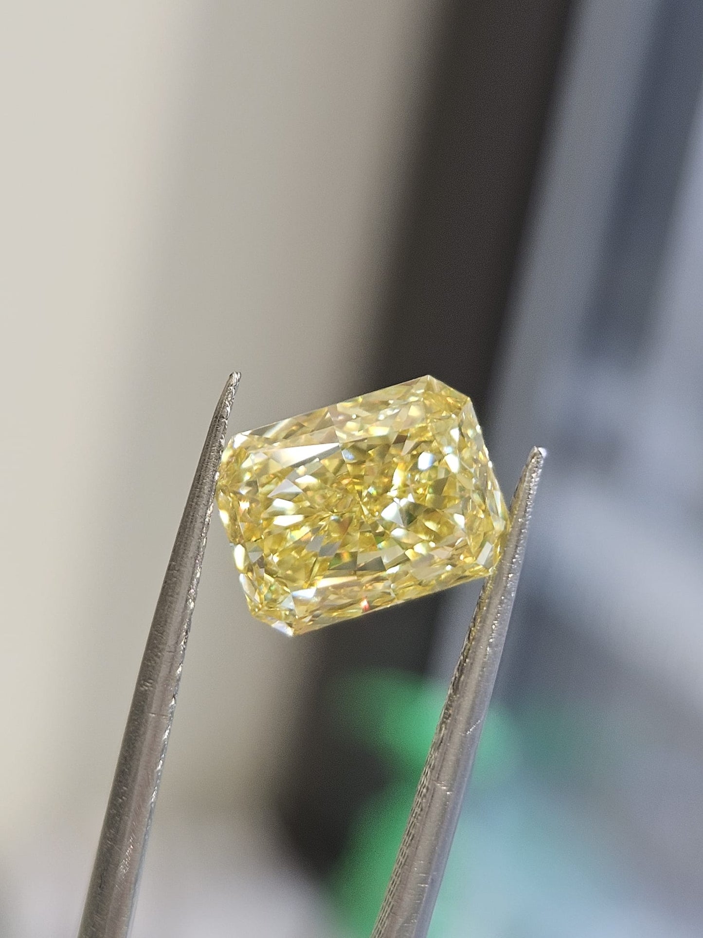 IGI 2.52CT RADIANT FANCY VIVID YELLOW VVS2