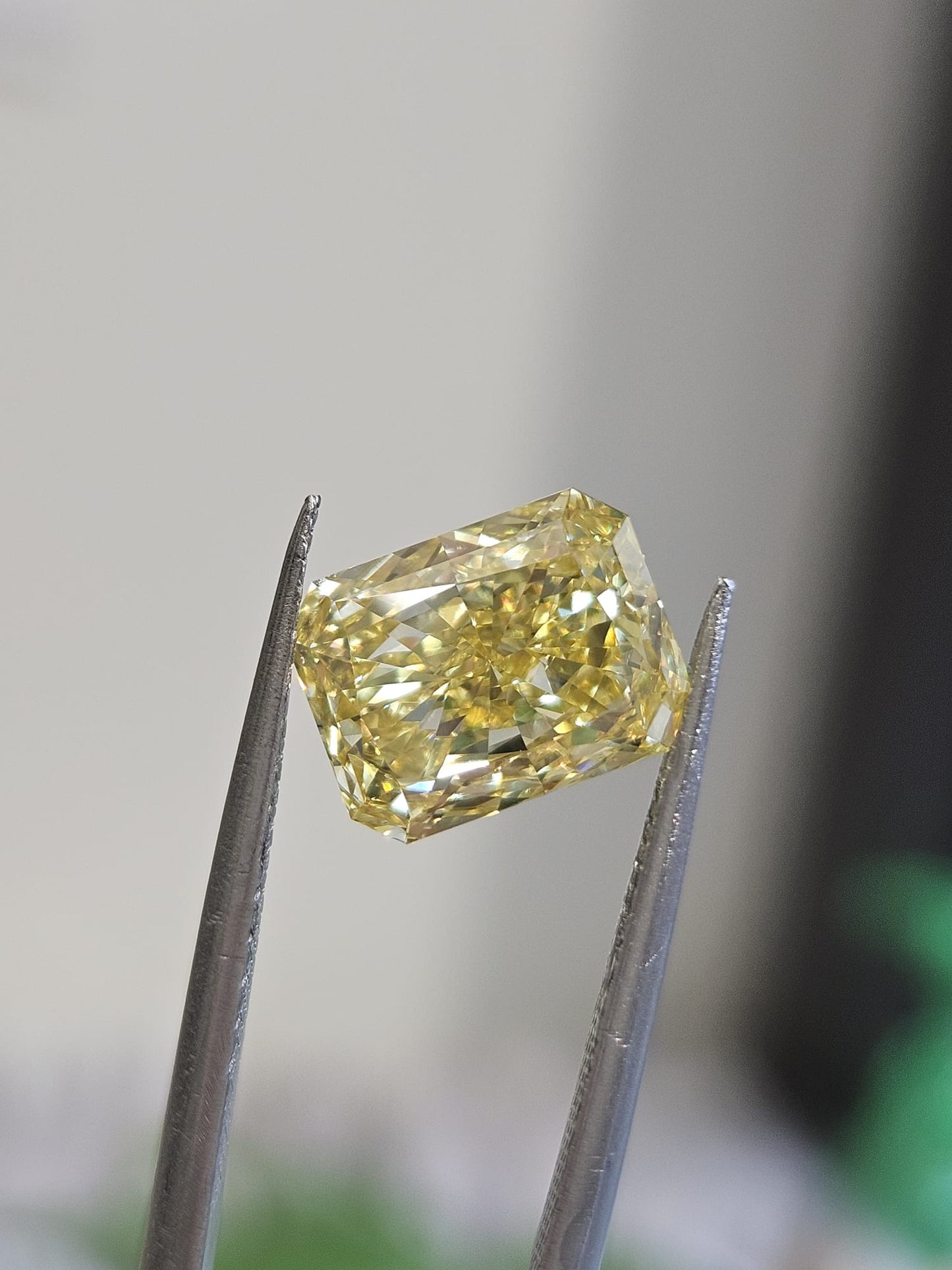 IGI 2.52CT RADIANT FANCY VIVID YELLOW VVS2