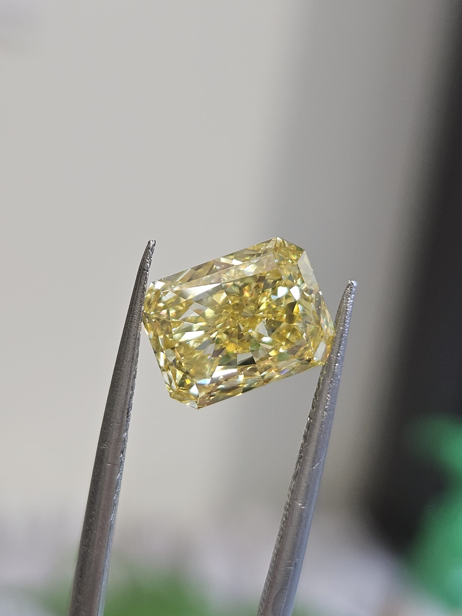 IGI 2.52CT RADIANT FANCY VIVID YELLOW VVS2