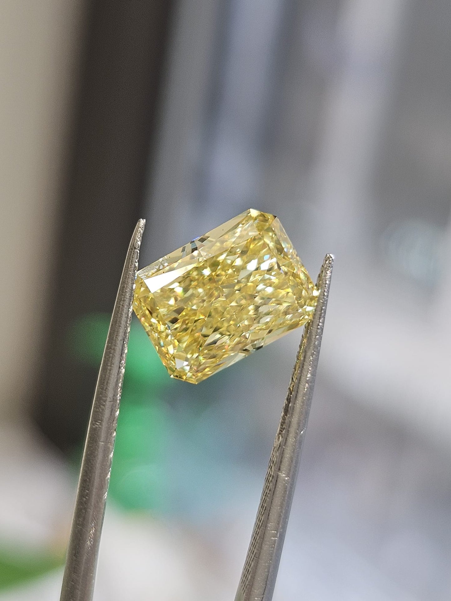 IGI 2.56CT RADIANT FANCY VIVID YELLOW VS1