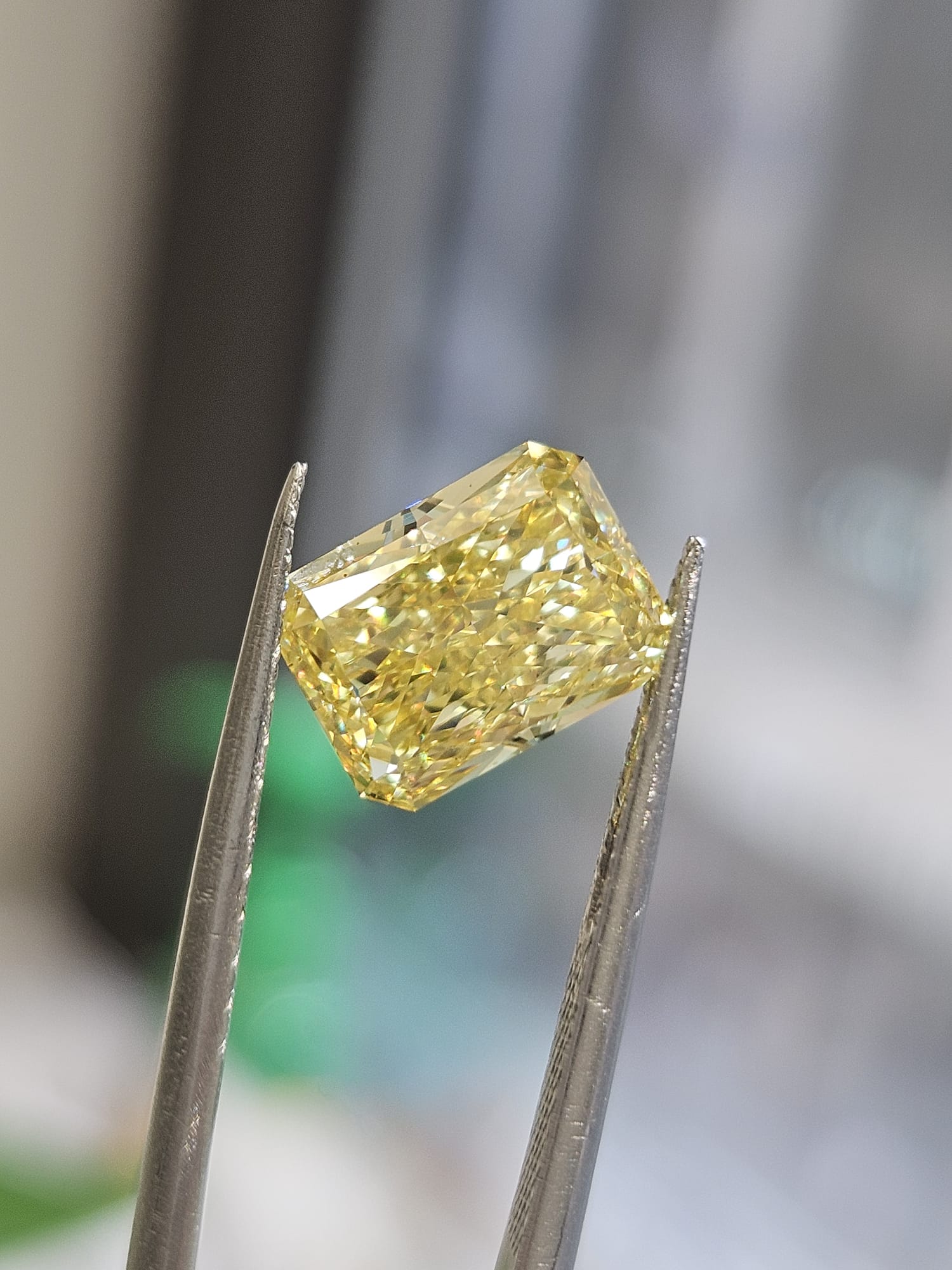 IGI 2.56CT RADIANT FANCY VIVID YELLOW VS1
