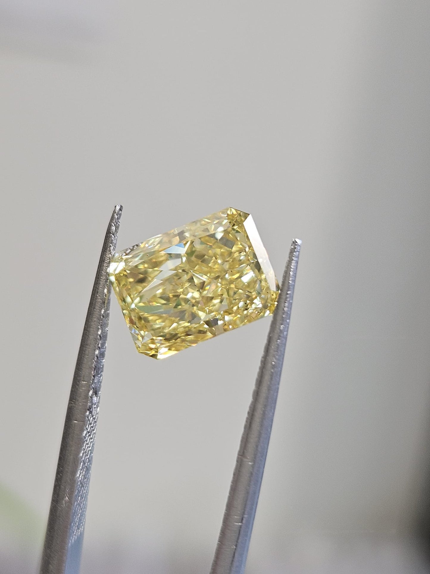 IGI 2.01CT RADIANT FANCY VIVID YELLOW VS2