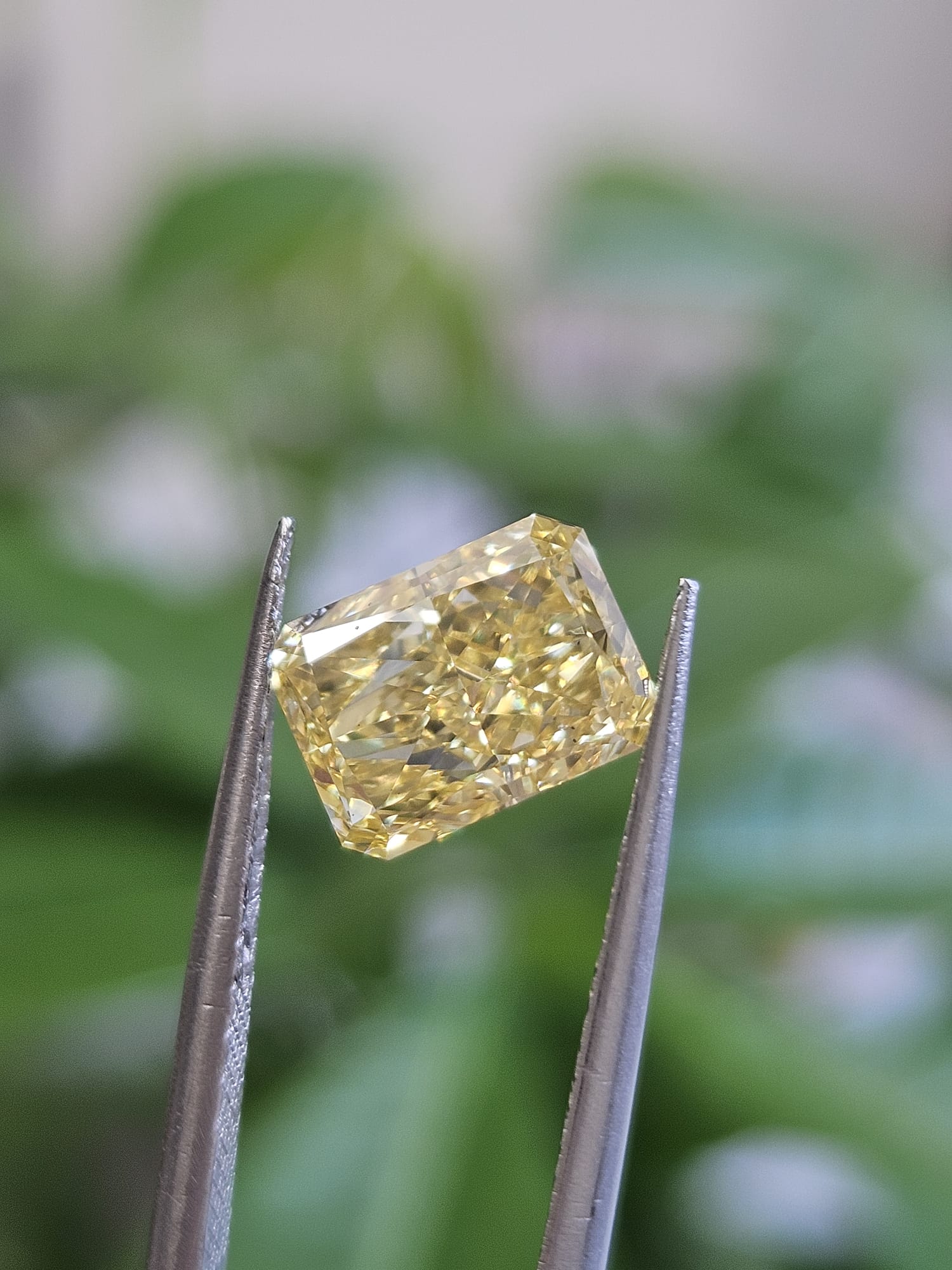 IGI 2.01CT RADIANT FANCY VIVID YELLOW VS2