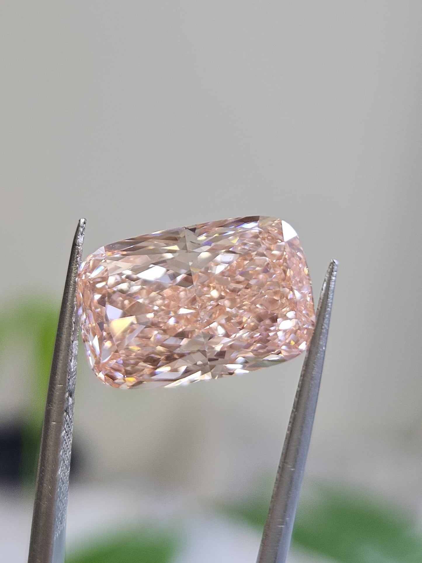 IGI 7.05CT CUSHION FANCY VIVID PINK VVS2