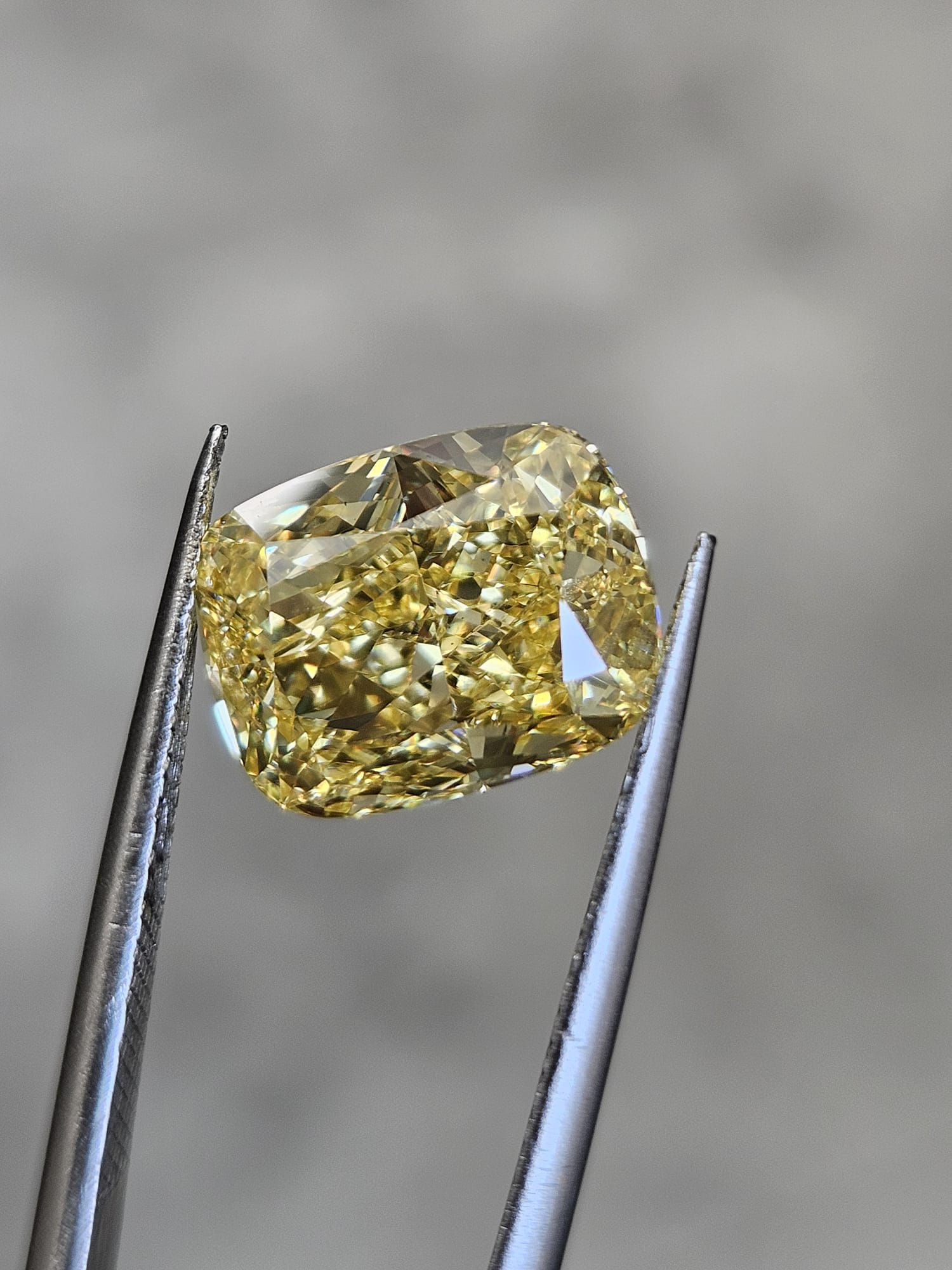 IGI 4.50CT CUSHION FANCY INTENSE YELLOW VS1