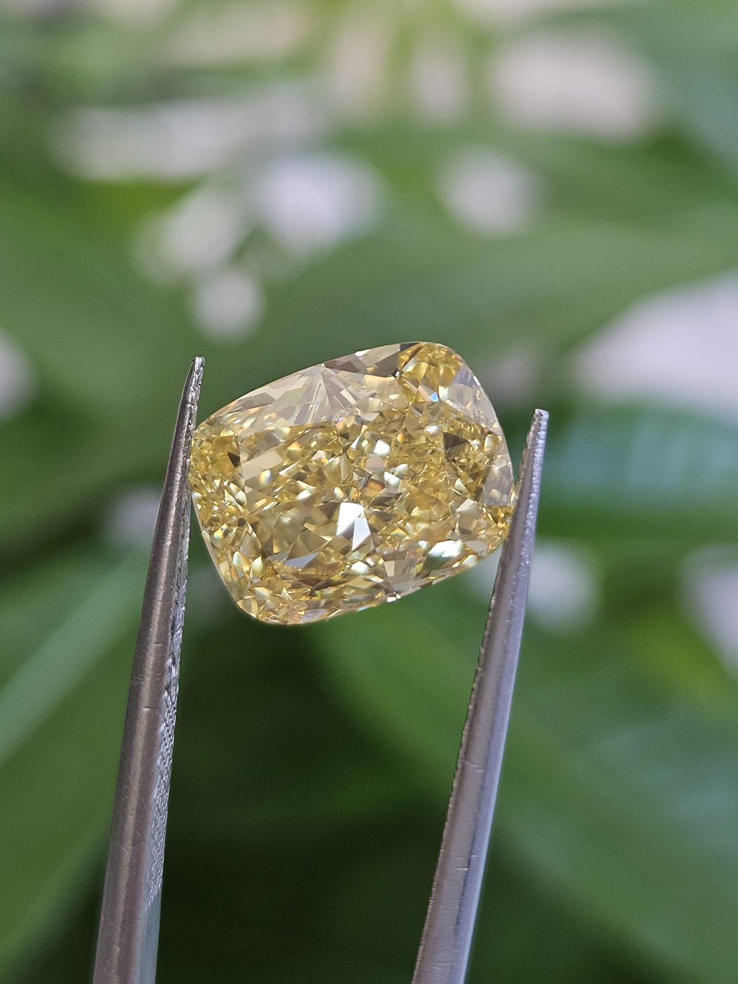 IGI 4.50CT CUSHION FANCY INTENSE YELLOW VS1
