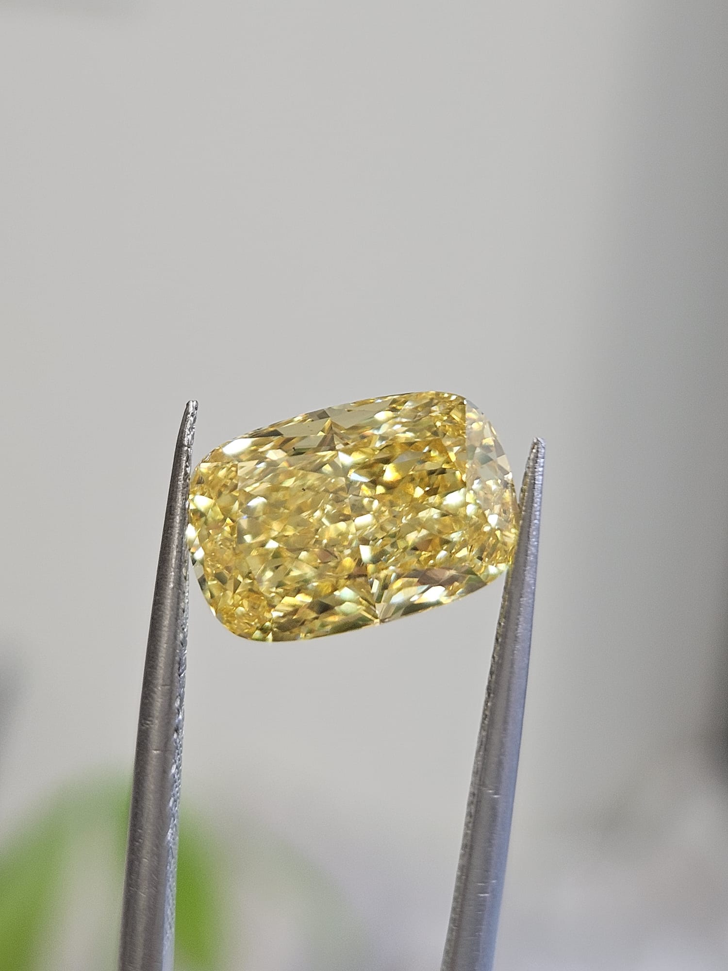 IGI 4.05CT CUSHION FANCY VIVID YELLOW VS1