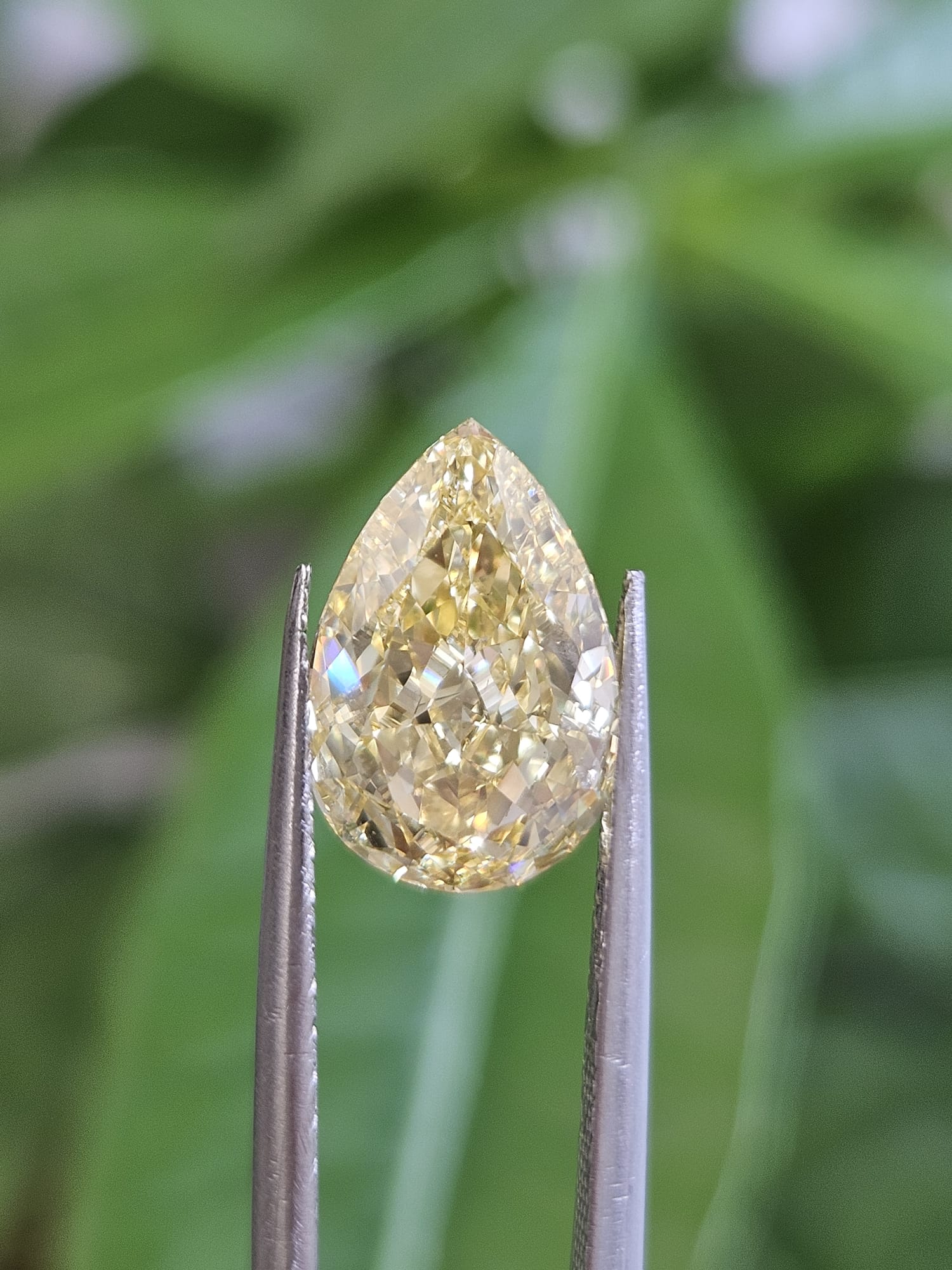 IGI 3.06CT PEAR FANCY VIVID YELLOW VS1