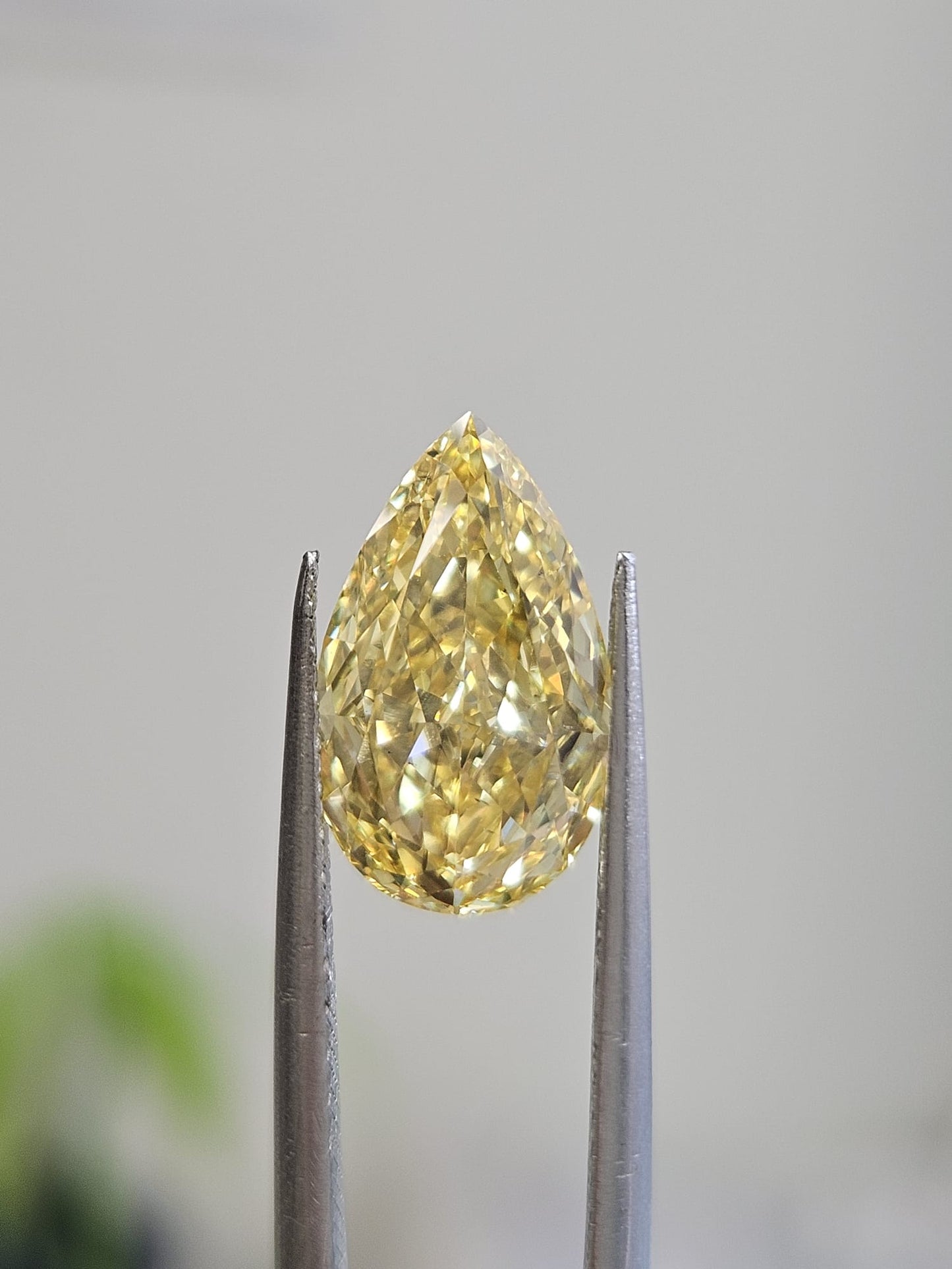 IGI 3.04CT PEAR FANCY VIVID YELLOW VS2
