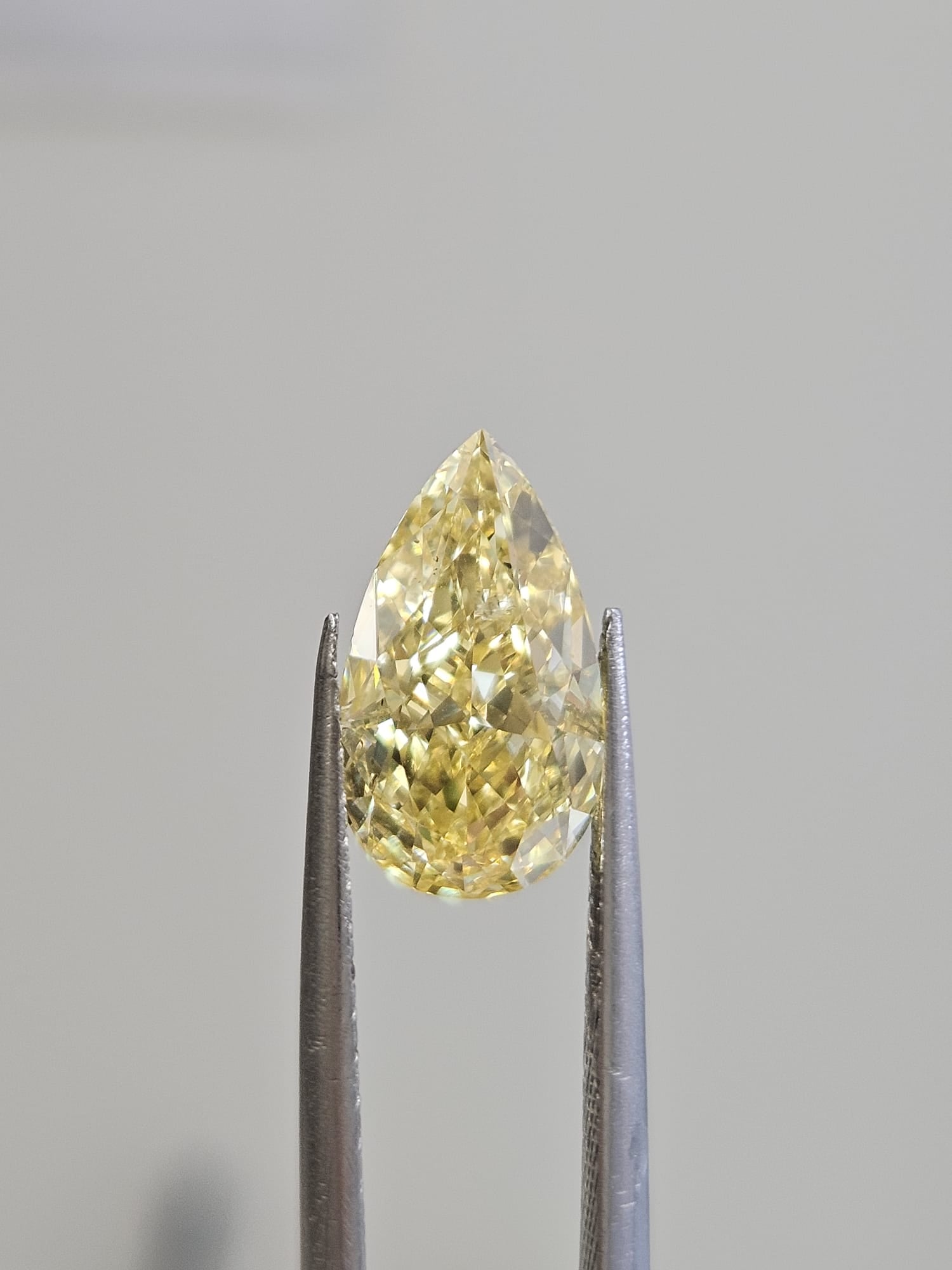 IGI 3.01CT PEAR FANCY VIVID YELLOW VS2